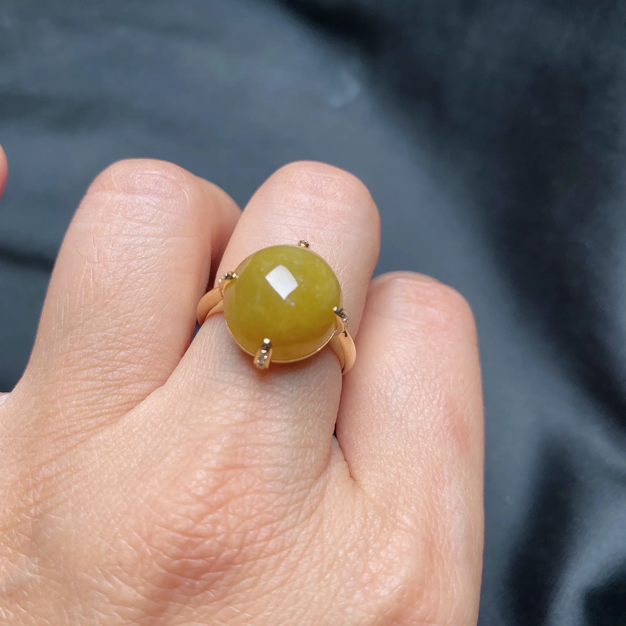 18K黄金镶嵌翡翠A货冰糯种黄翡饱满蛋面戒指，裸石尺寸15×14×8.5 mm。整体尺寸16×14.5×8.8 mm