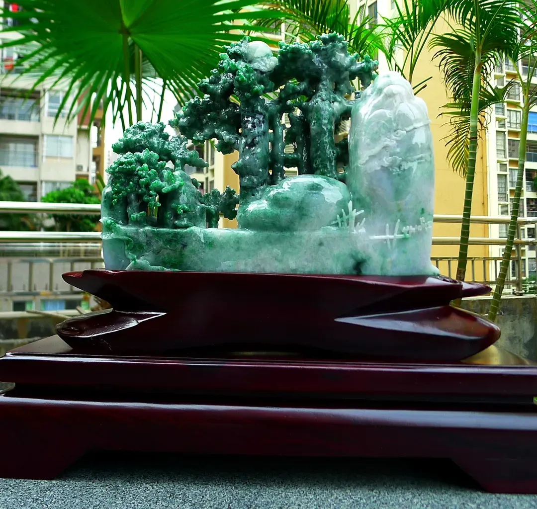精雕老坑绿色山水摆件 高山流水 搭配精美高档檀木底座 整体尺寸380.330.120mm裸石尺寸250.190.70mm裸石重量 8.40斤