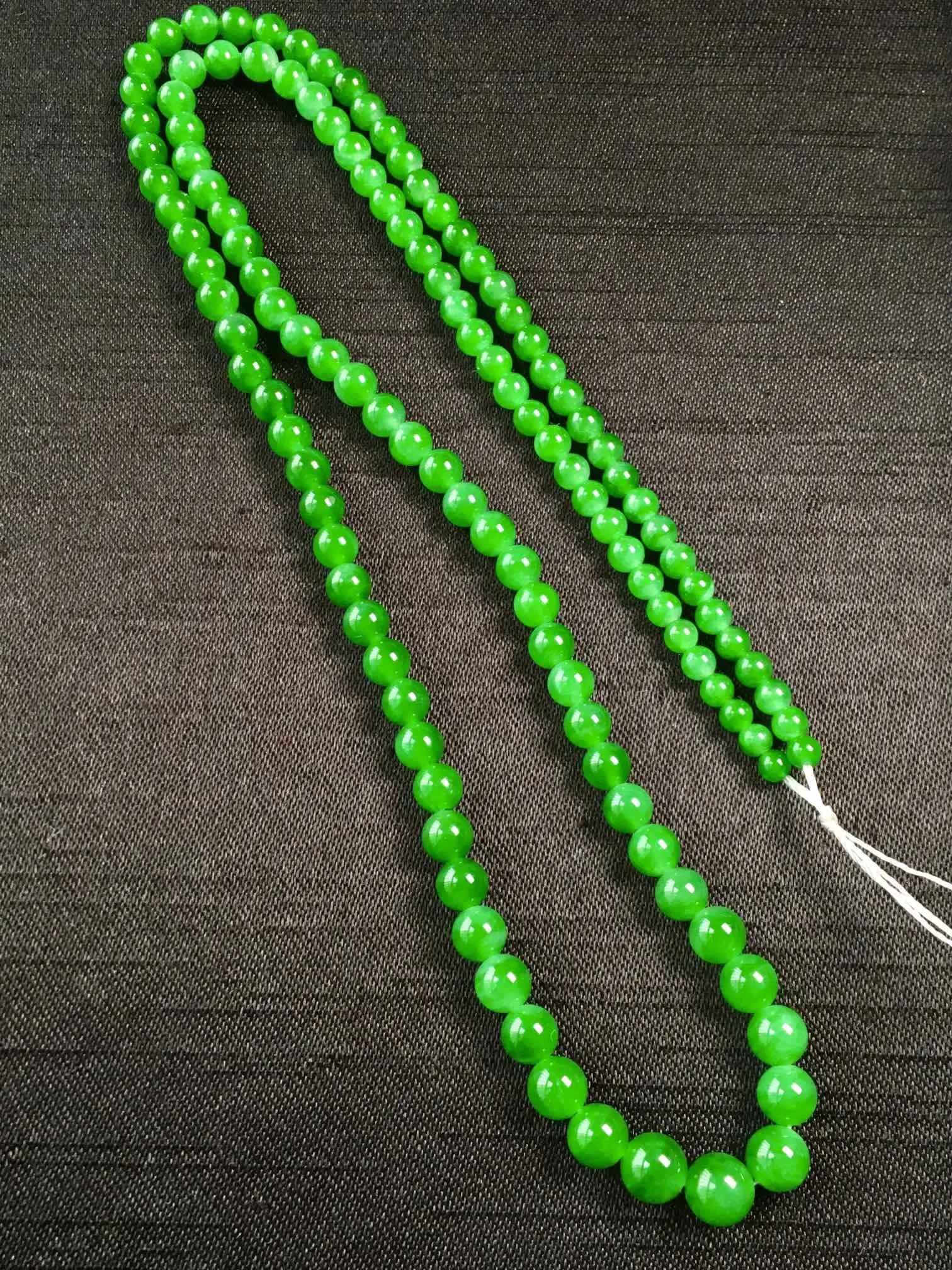 冰阳绿珠链，饱满无裂，色泽艳丽，水润细腻，尺寸5.4/3共123颗，编号1123