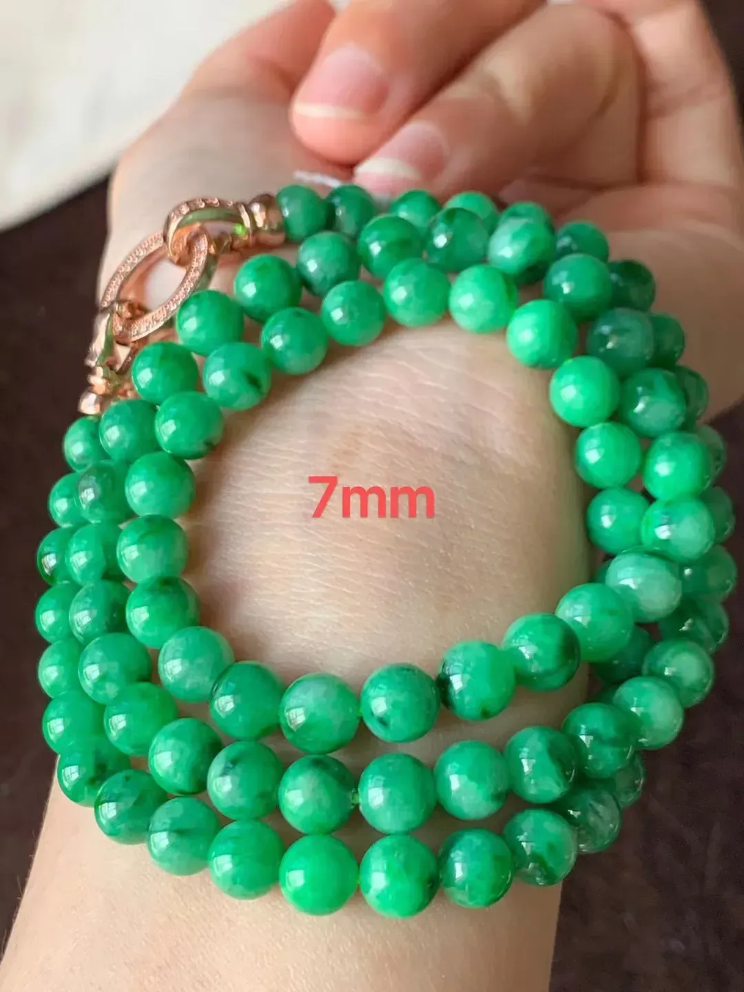 水润辣绿珠链 美观艳丽

裸石7mm