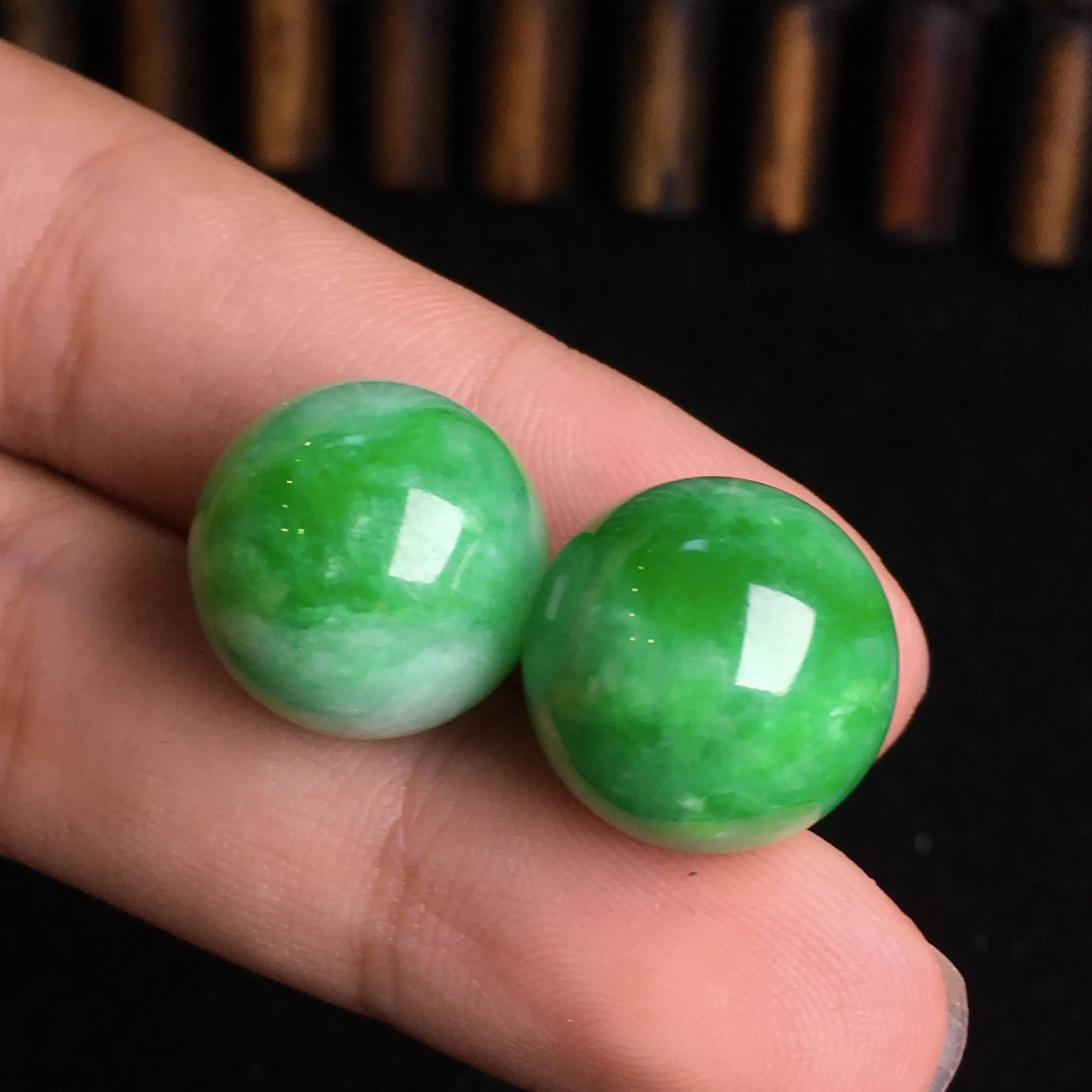冰飘绿珠珠裸石，珠圆玉润，细腻饱满，种质润泽，翠色浓阳，裸石：14