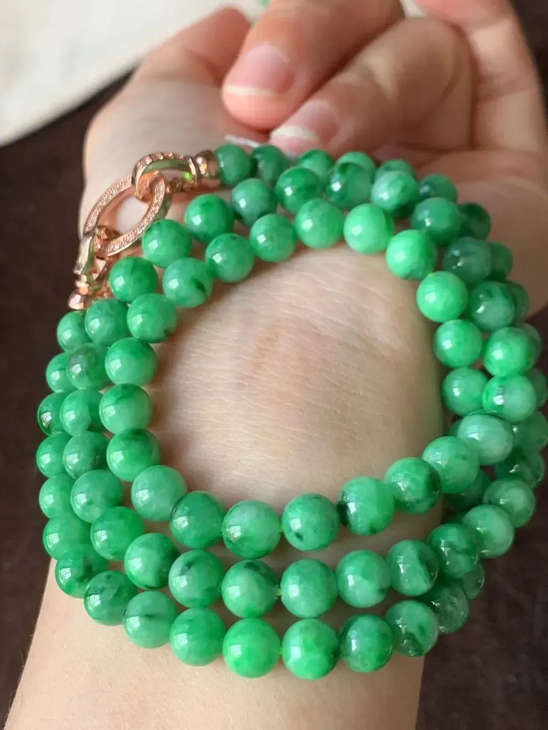 水润辣绿珠链 美观艳丽

裸石7mm