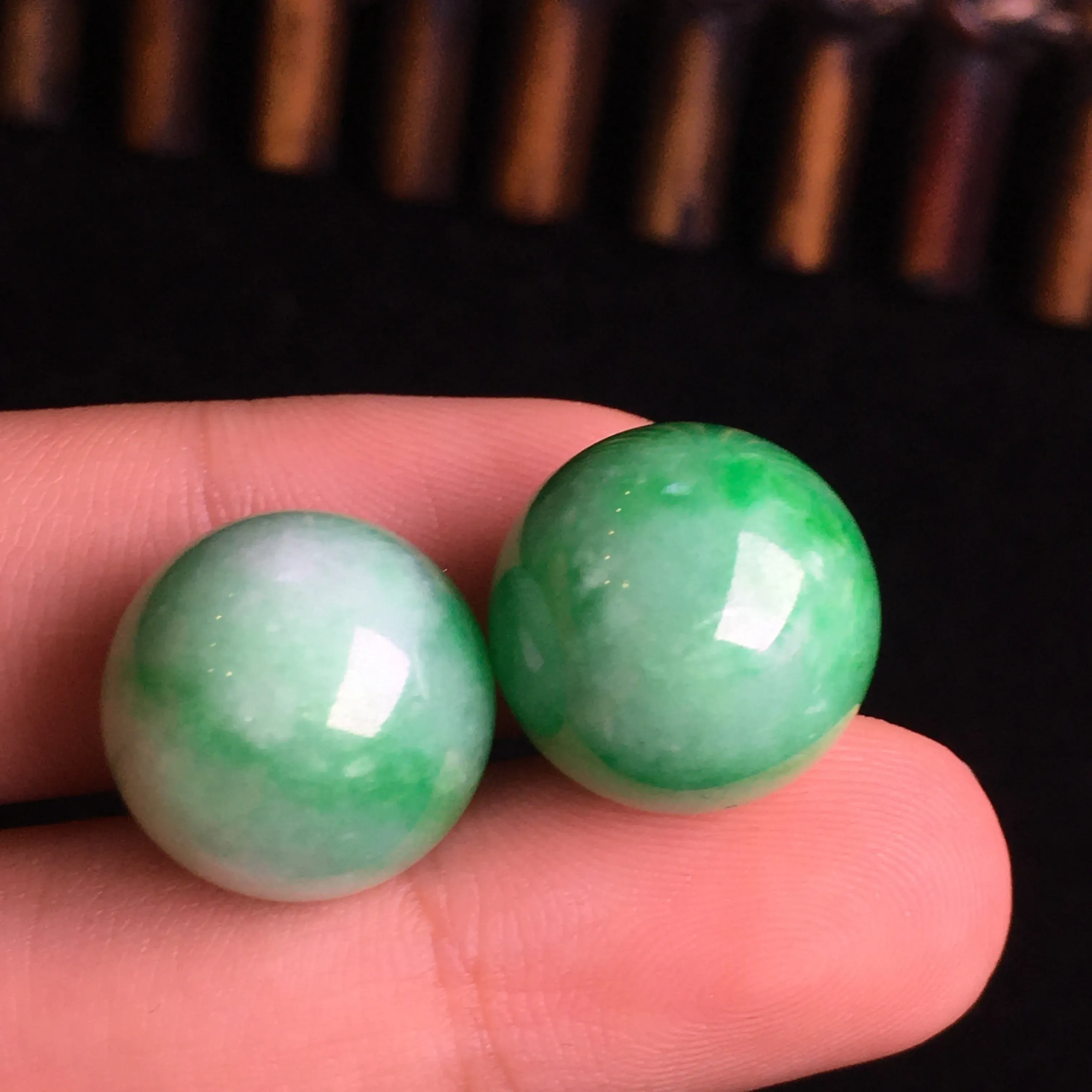 冰飘绿珠珠裸石，珠圆玉润，细腻饱满，种质润泽，翠色浓阳，裸石：14