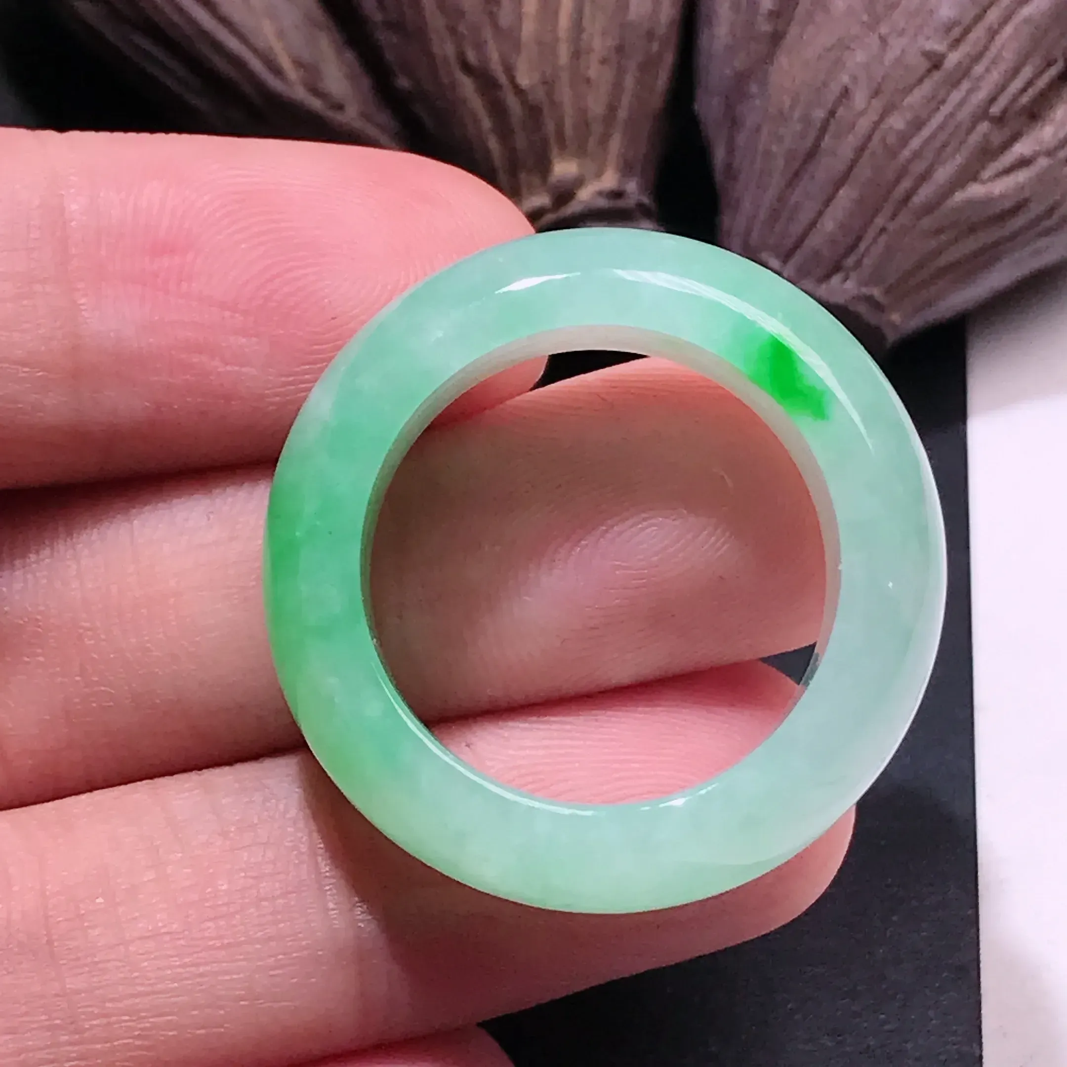 严选推荐戒指，老坑种绿色飘花戒指圈，老坑种质，肉质水润细腻，晶体结构致密，起强玻璃光泽。颜色清爽干净，色泽纯正，美感十足。高性价比，值得入手。戒指内径为20.1毫米