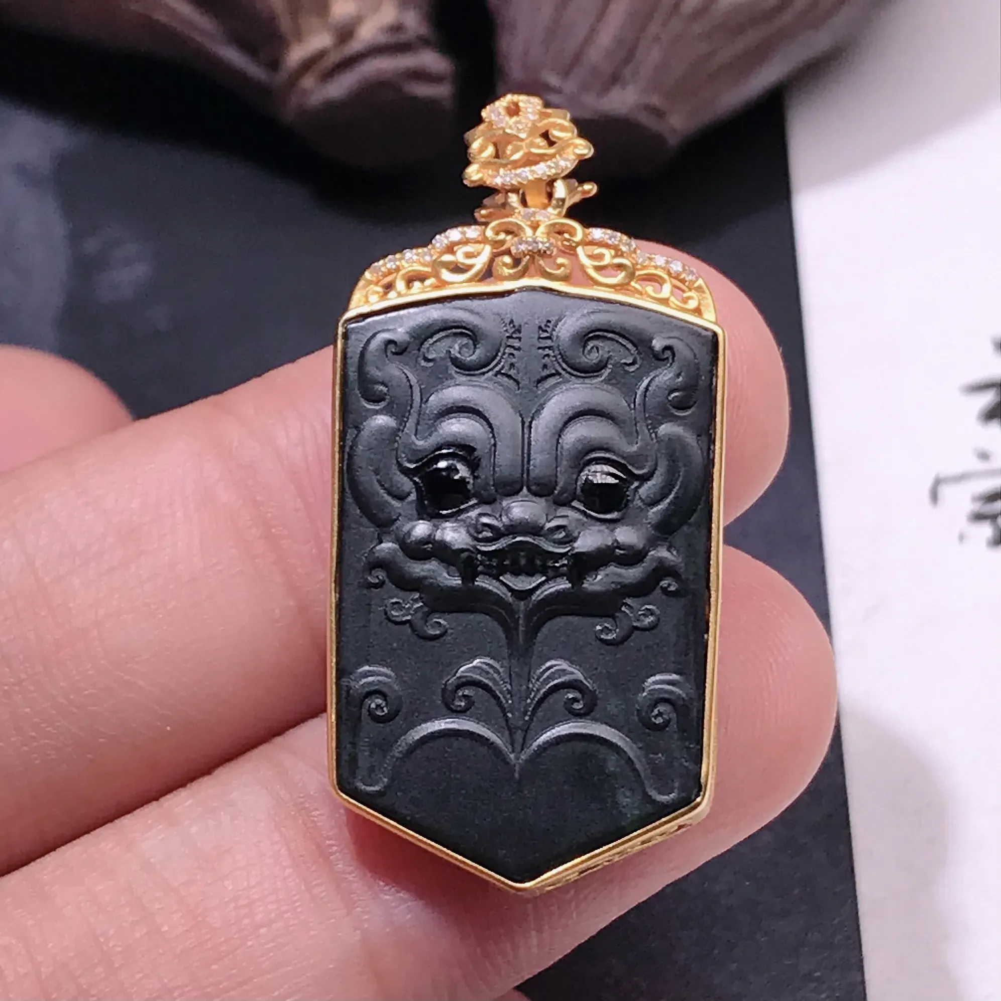 严选推荐仿古兽头挂件，老坑冰种墨翠材料，料子很好，黑亮油润，光泽度佳，种头老，打灯透绿。18k