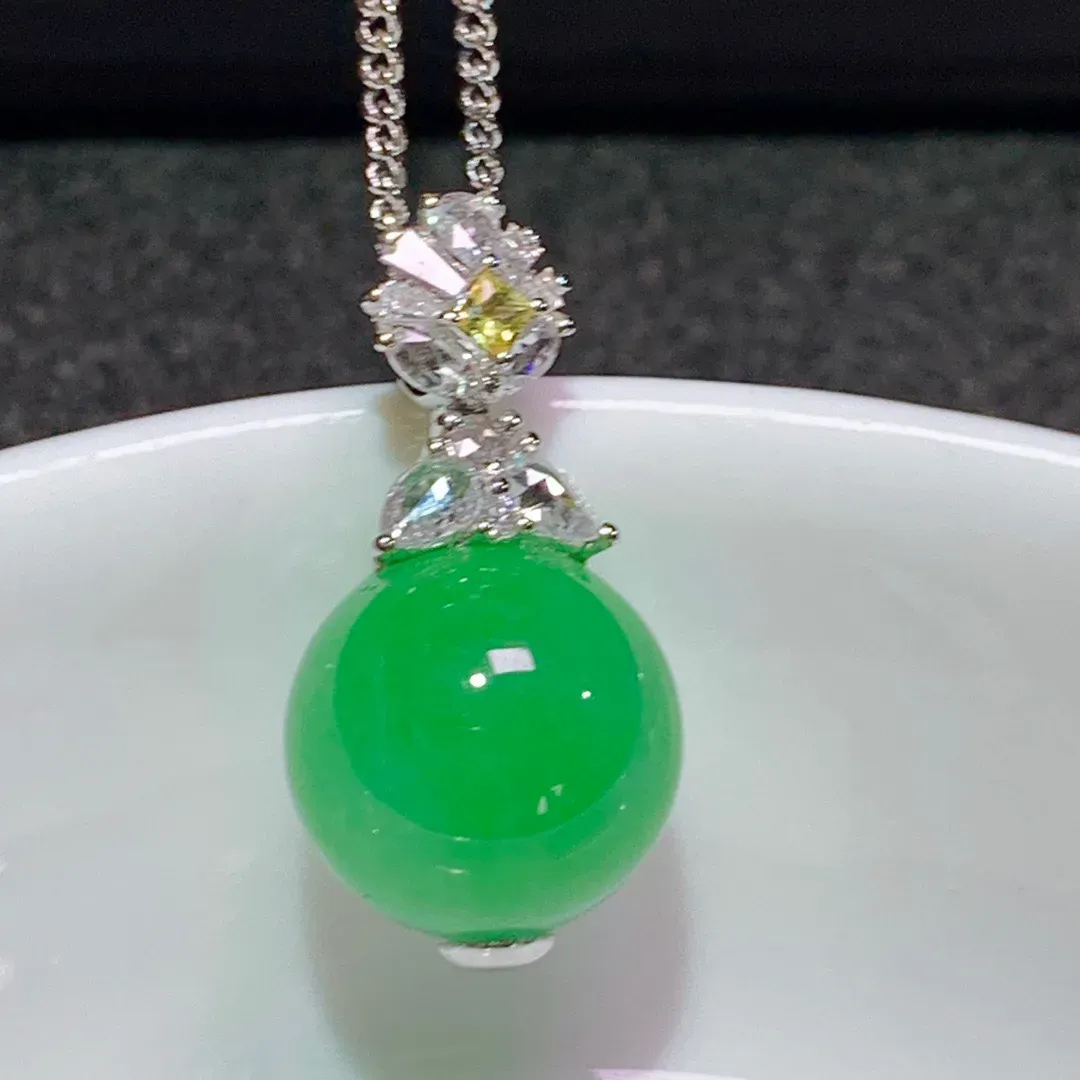 冰绿珠子吊坠，直径.11.5mm   18K金镶嵌 种好通透 色泽艳丽 款式精致
