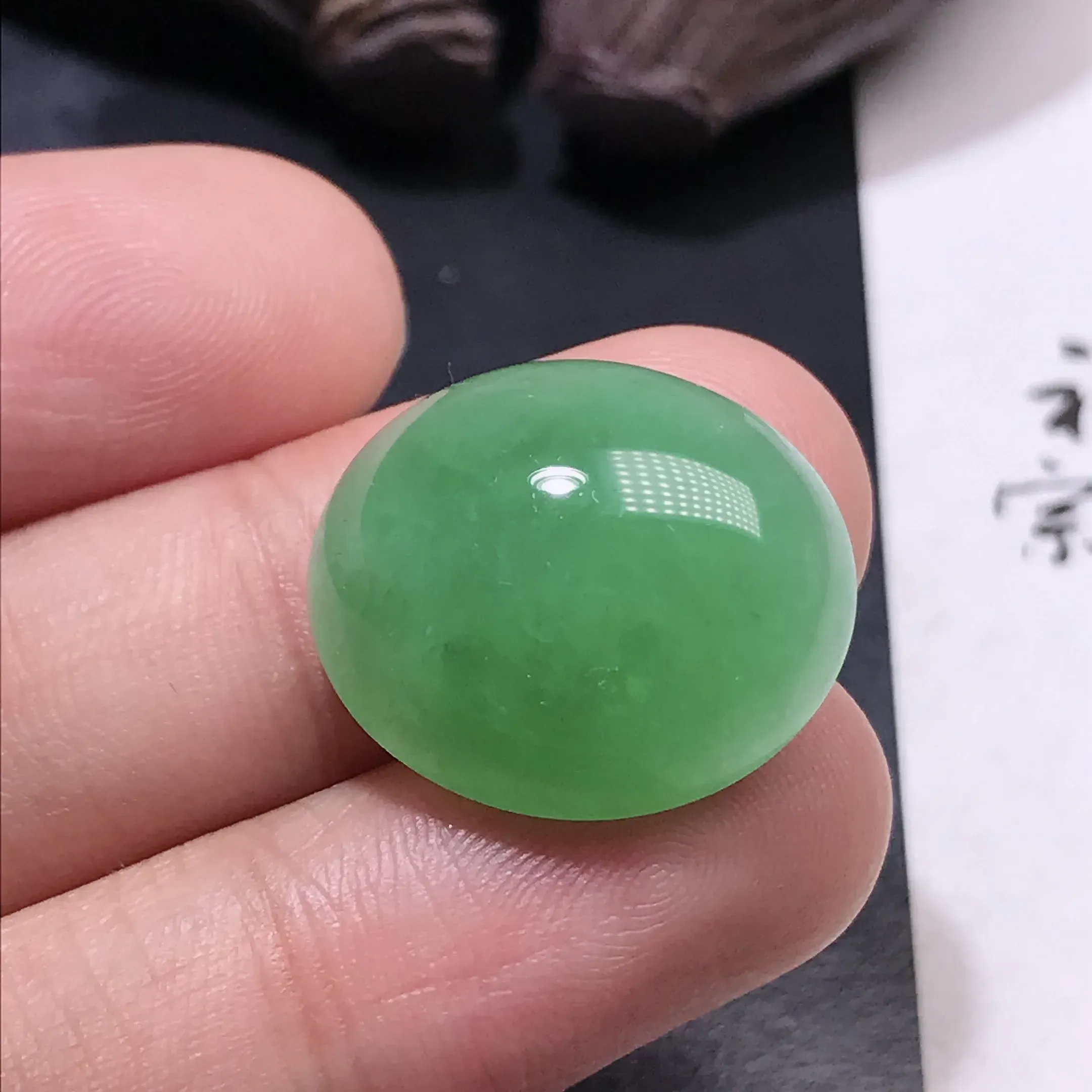 严选推荐蛋面，老坑种水润翠绿色鸽子蛋，裸石饱满圆润，肥嘟嘟的。裸石规格约20.7-17.6-9.1毫米