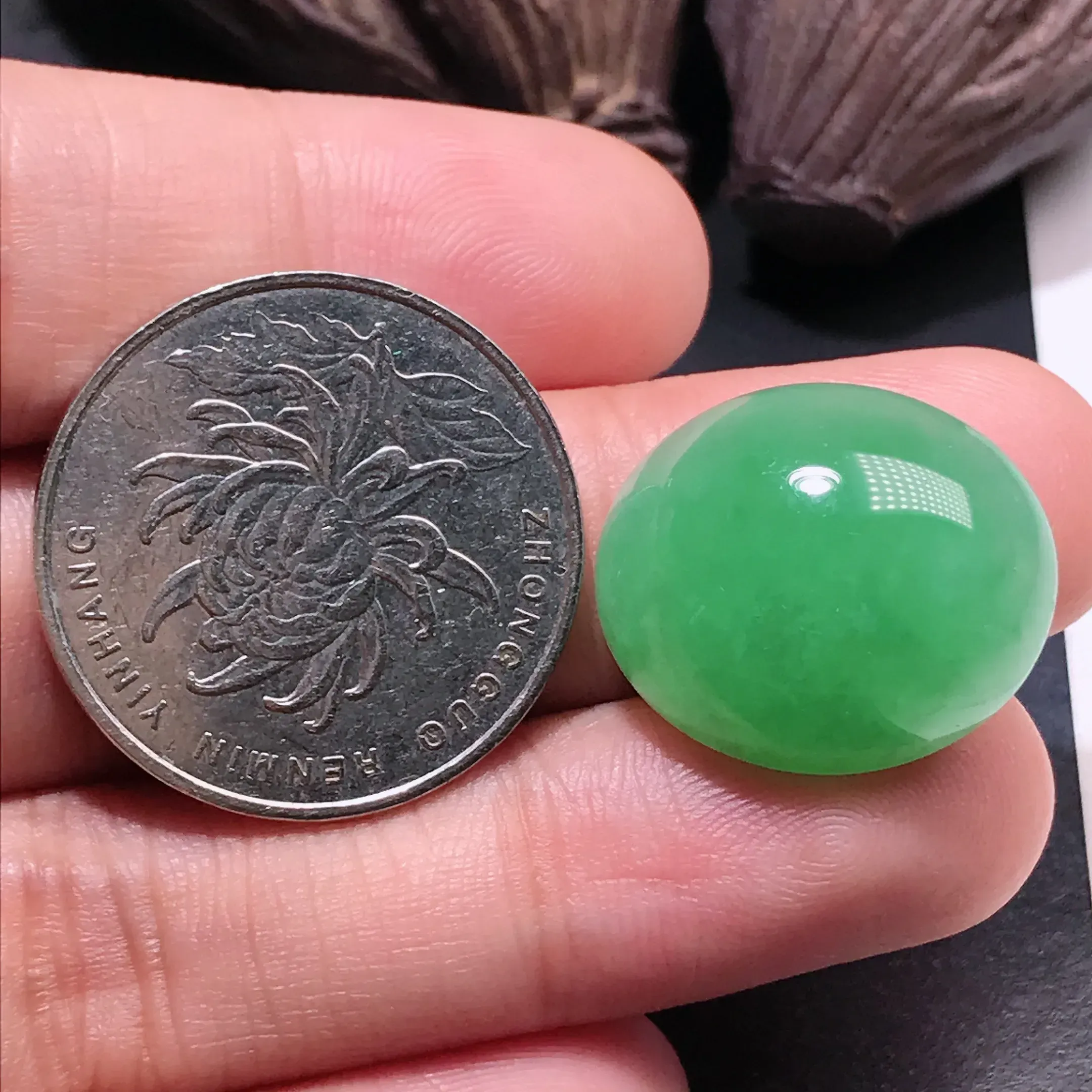 严选推荐蛋面，老坑种水润翠绿色鸽子蛋，裸石饱满圆润，肥嘟嘟的。裸石规格约20.7-17.6-9.1毫米