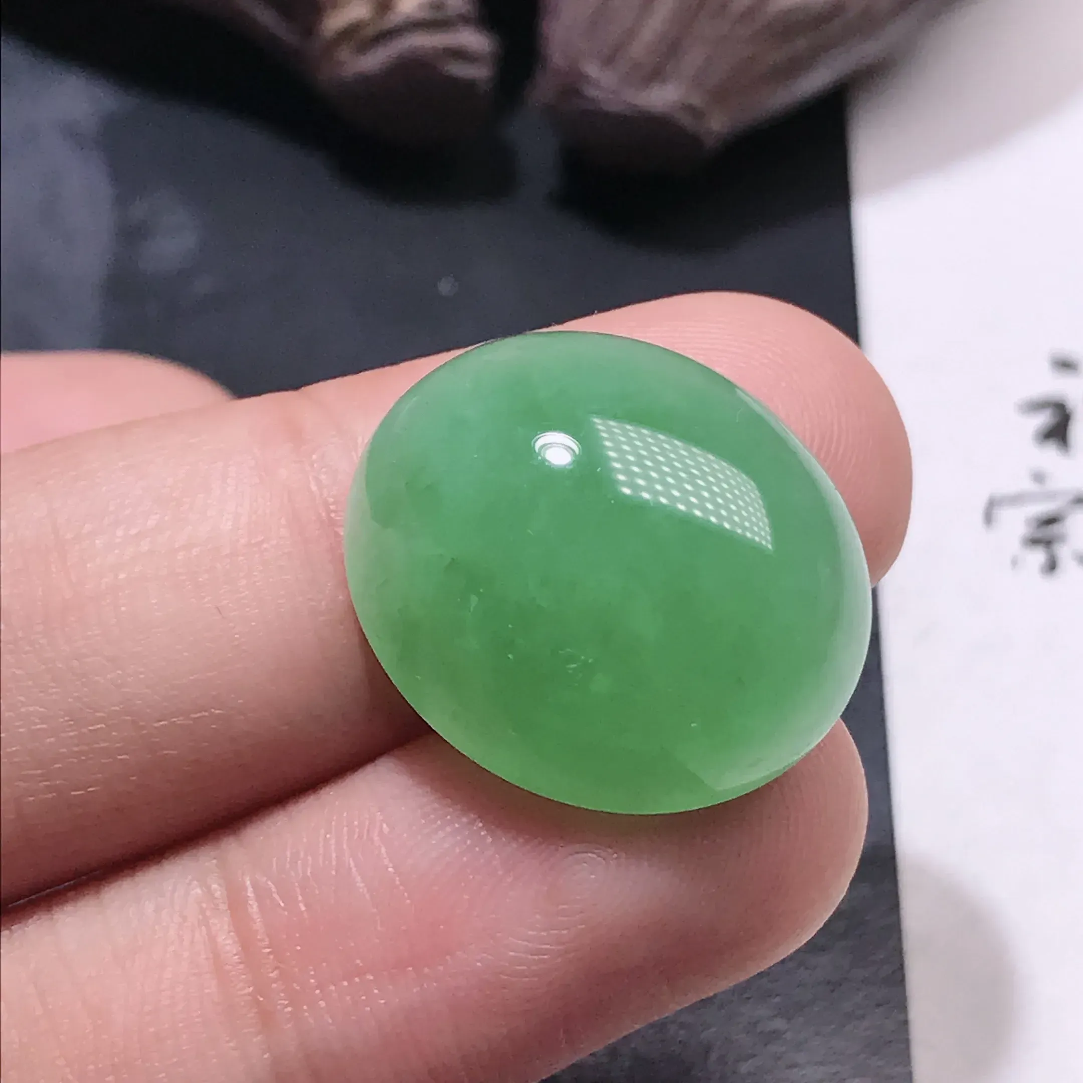 严选推荐蛋面，老坑种水润翠绿色鸽子蛋，裸石饱满圆润，肥嘟嘟的。裸石规格约20.7-17.6-9.1毫米