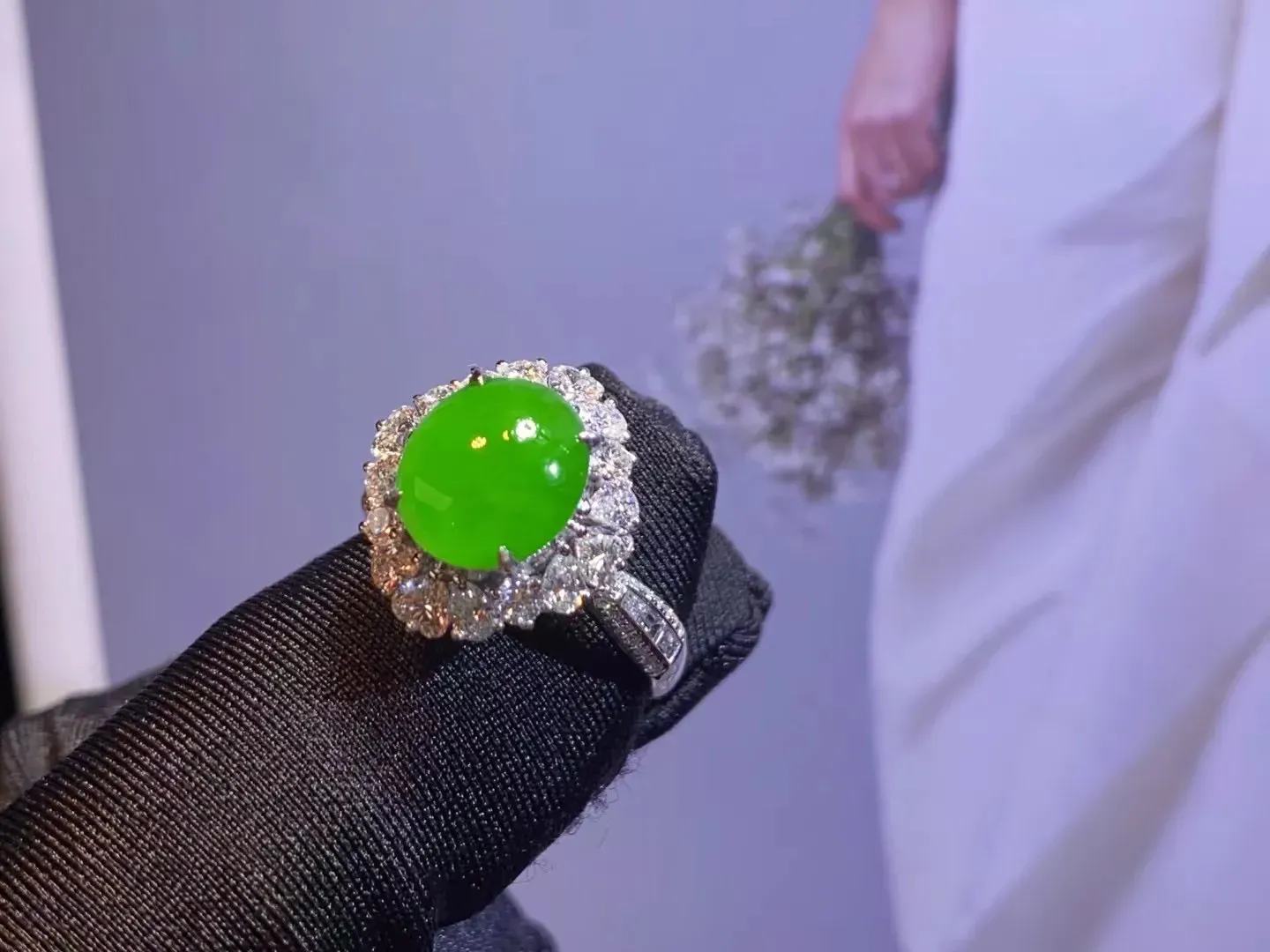 玻璃种高冰种正阳绿女戒，珠宝感超级棒。鲜艳的颜色和质感实在是太美了。