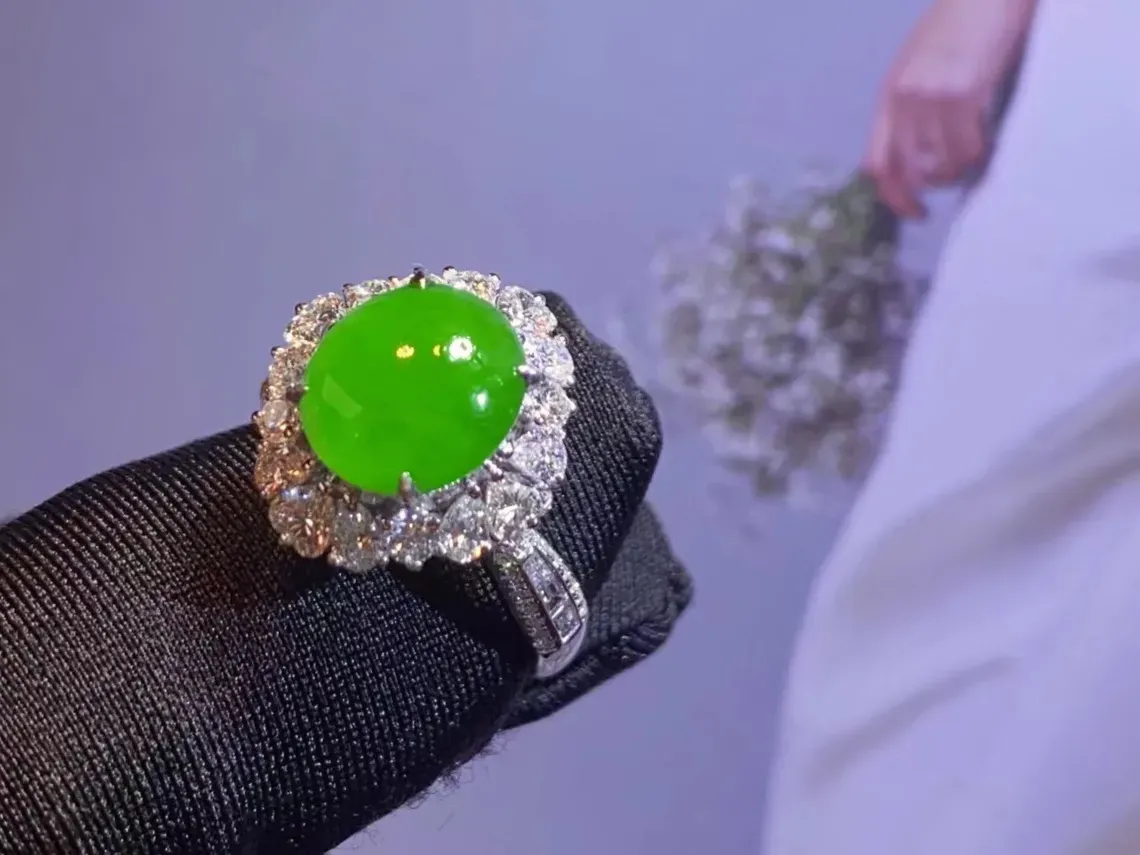 玻璃种高冰种正阳绿女戒，珠宝感超级棒。鲜艳的颜色和质感实在是太美了。