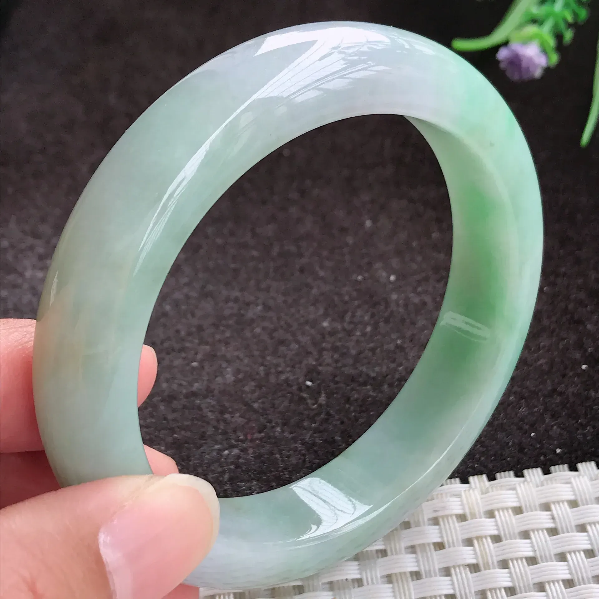 自然光实拍，老种精美56mm飘绿手镯，质地温润，种水足，色泽青翠，鲜艳，版型厚实，大方，佩戴优雅气质，大气上档次，尺寸56/13/8.8