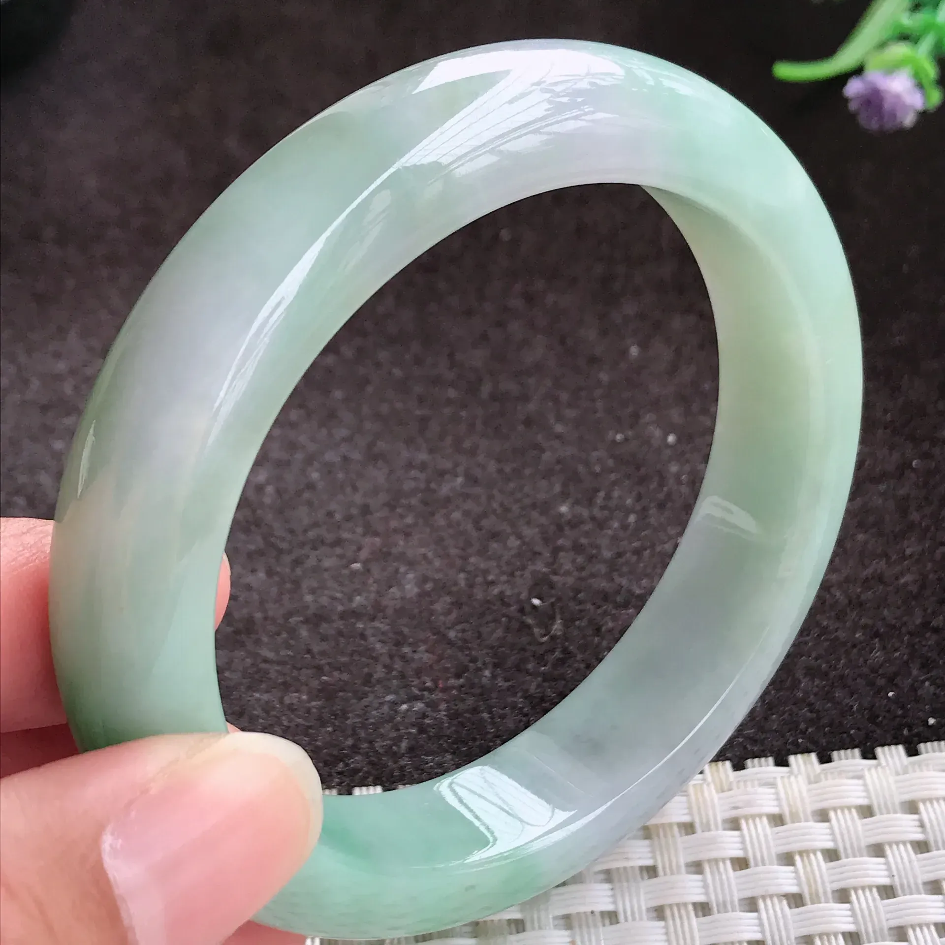 自然光实拍，老种精美56mm飘绿手镯，质地温润，种水足，色泽青翠，鲜艳，版型厚实，大方，佩戴优雅气质，大气上档次，尺寸56/13/8.8