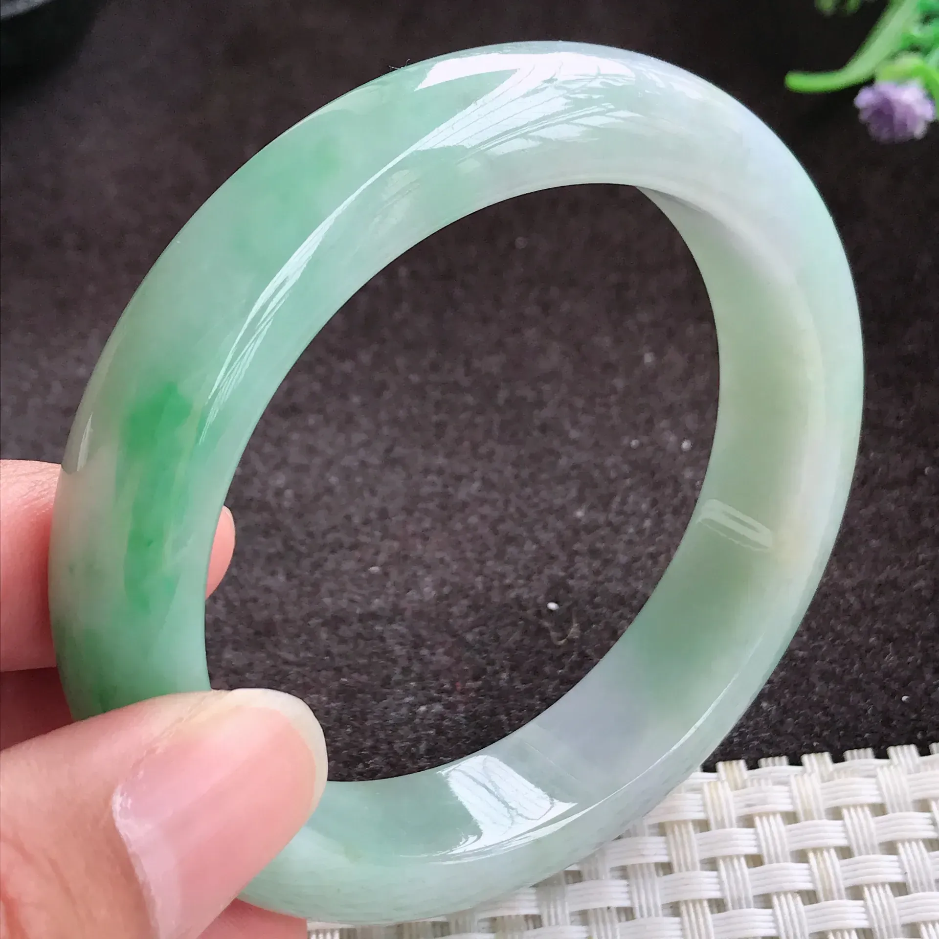 自然光实拍，老种精美56mm飘绿手镯，质地温润，种水足，色泽青翠，鲜艳，版型厚实，大方，佩戴优雅气质，大气上档次，尺寸56/13/8.8