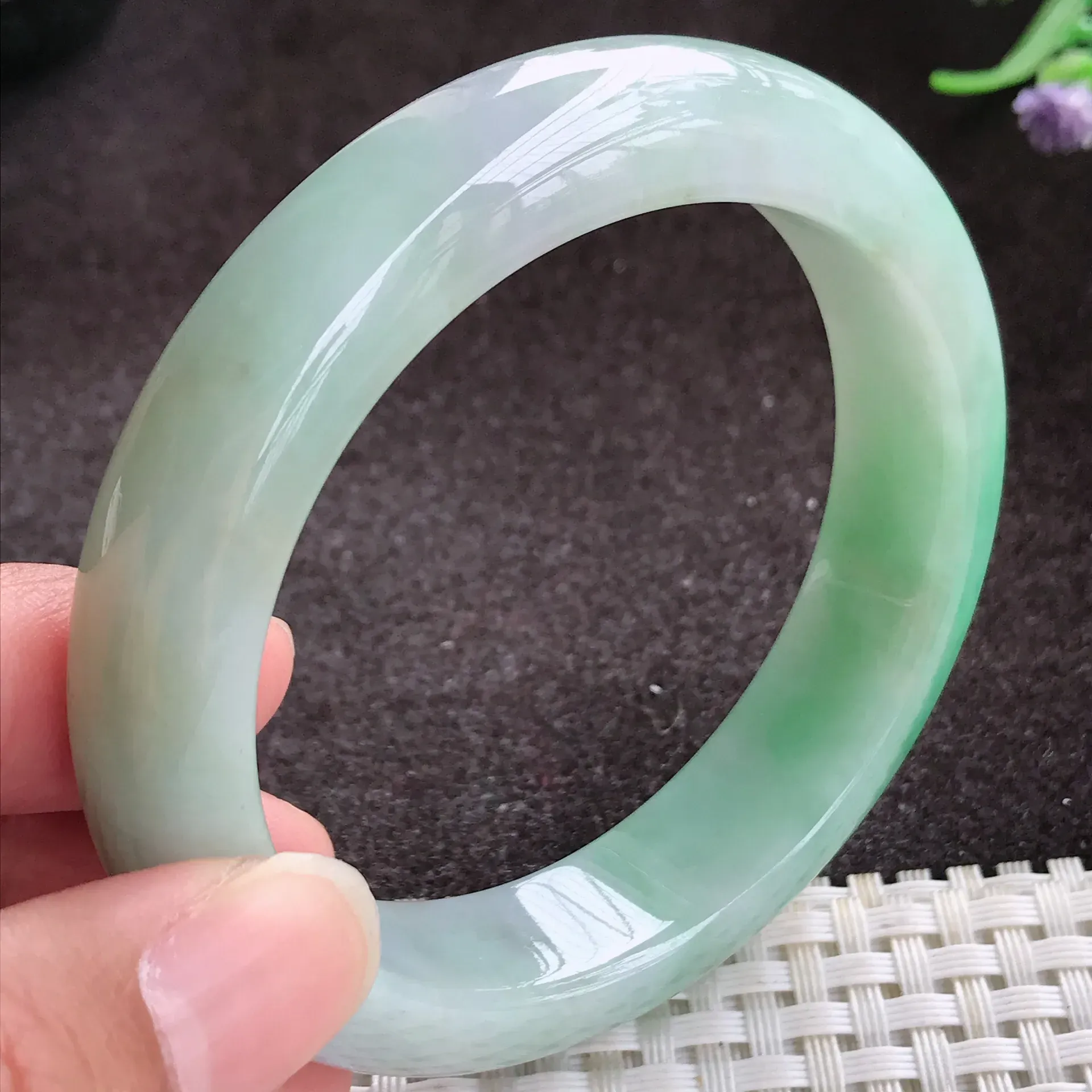 自然光实拍，老种精美56mm飘绿手镯，质地温润，种水足，色泽青翠，鲜艳，版型厚实，大方，佩戴优雅气质，大气上档次，尺寸56/13/8.8
