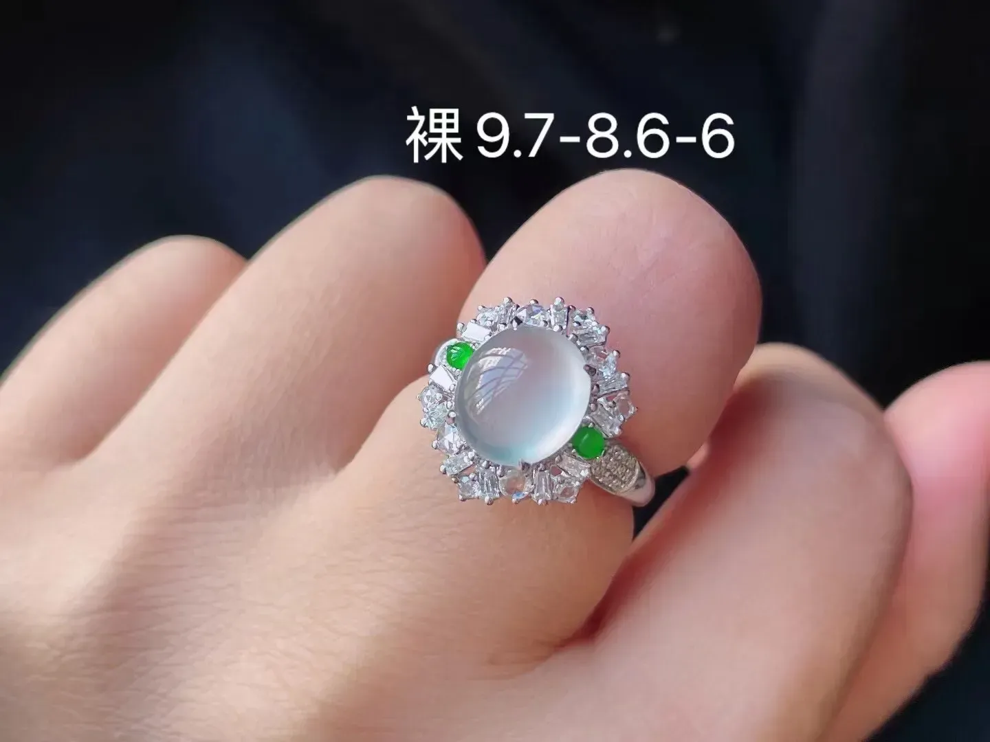 玻璃种精美蛋面女戒 18K金带钻镶嵌 裸石尺寸9.7-8.6-6毫米 晶莹剔透 起光起胶 美观精致
