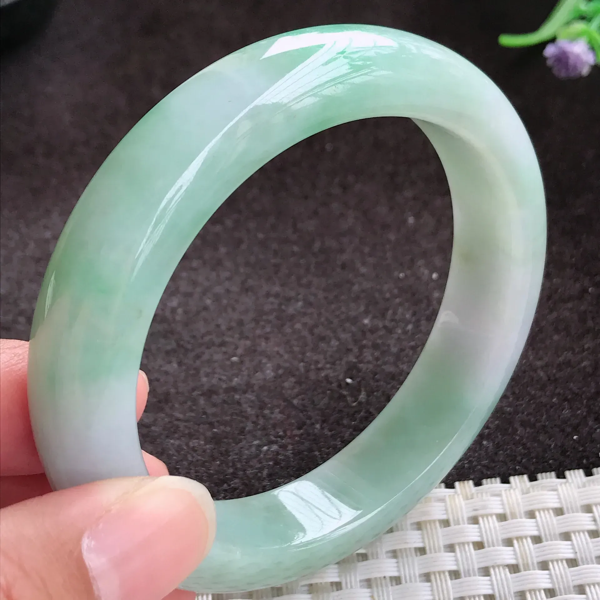 自然光实拍，老种精美56mm飘绿手镯，质地温润，种水足，色泽青翠，鲜艳，版型厚实，大方，佩戴优雅气质，大气上档次，尺寸56/13/8.8