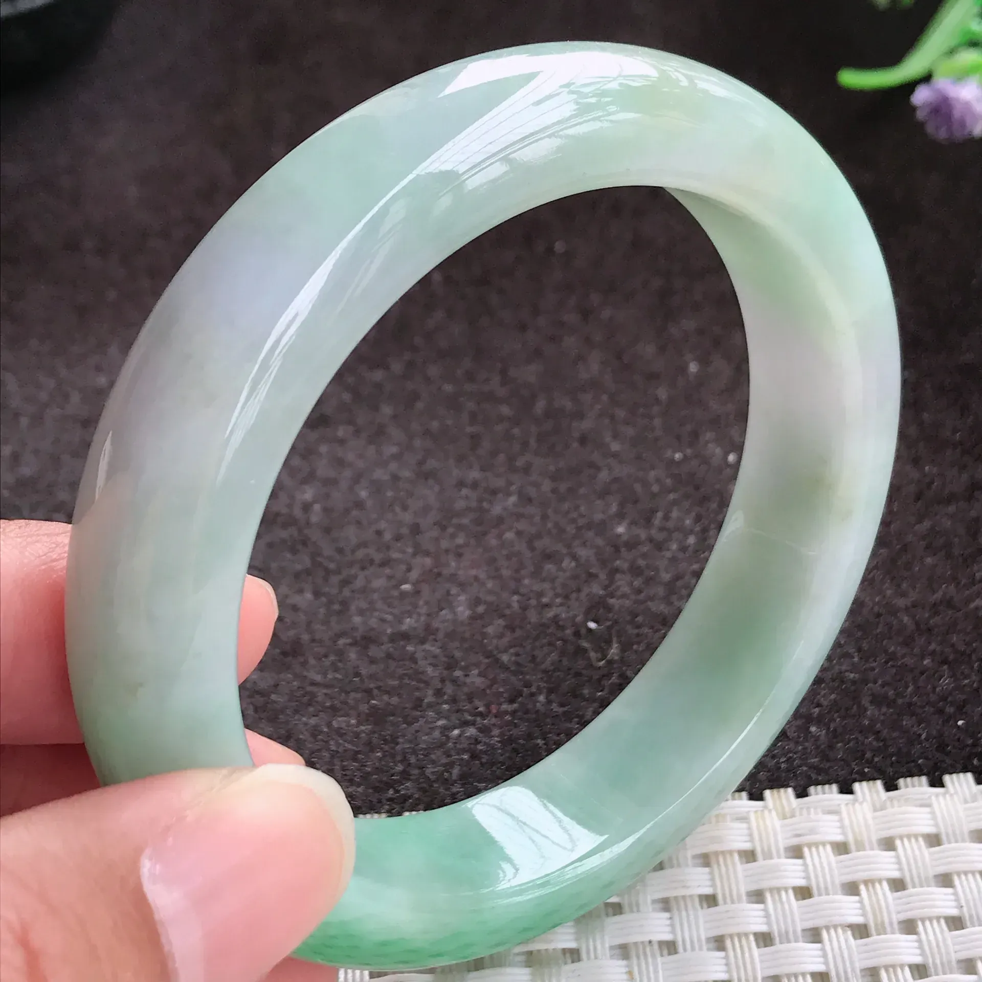 自然光实拍，老种精美56mm飘绿手镯，质地温润，种水足，色泽青翠，鲜艳，版型厚实，大方，佩戴优雅气质，大气上档次，尺寸56/13/8.8