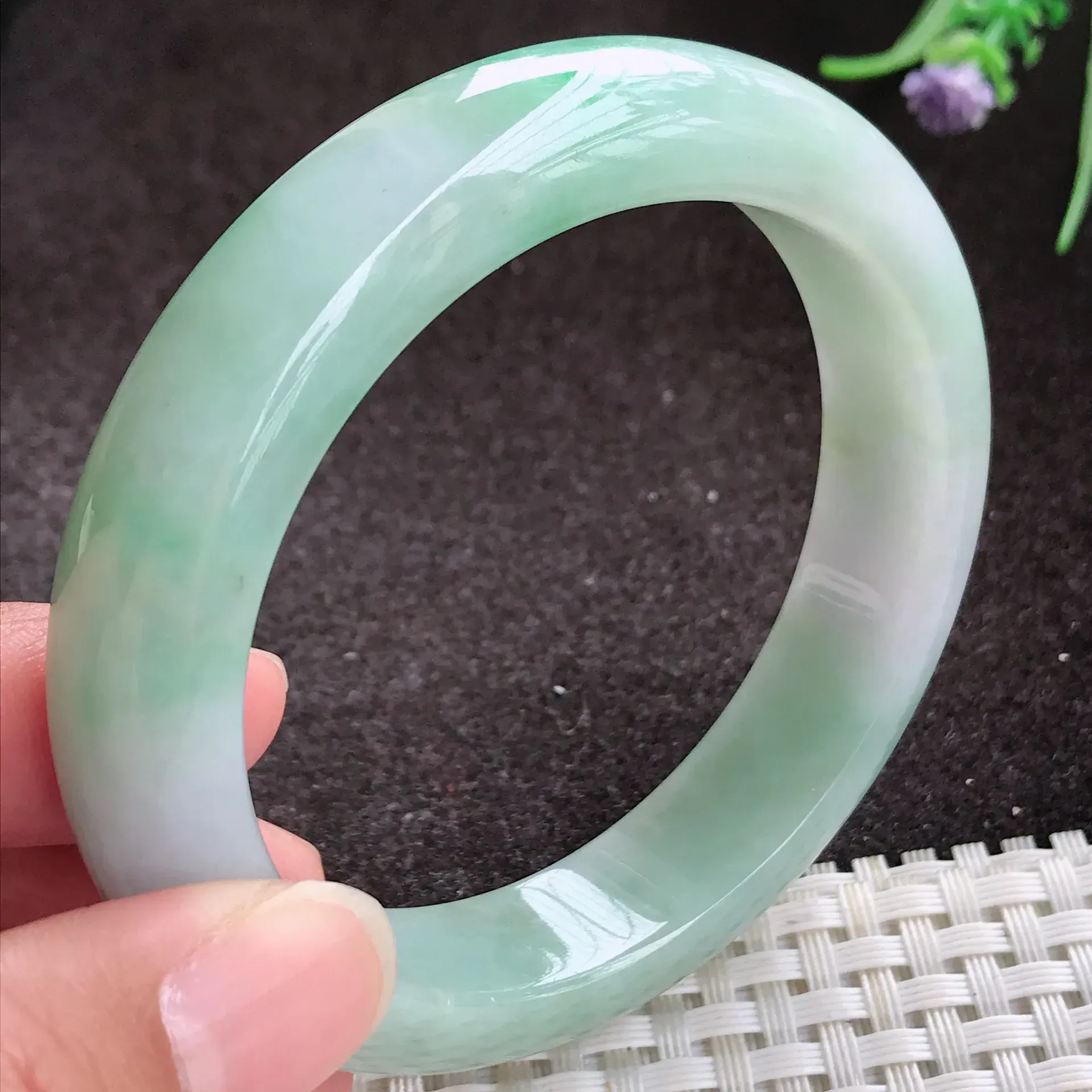自然光实拍，老种精美56mm飘绿手镯，质地温润，种水足，色泽青翠，鲜艳，版型厚实，大方，佩戴优雅气质，大气上档次，尺寸56/13/8.8