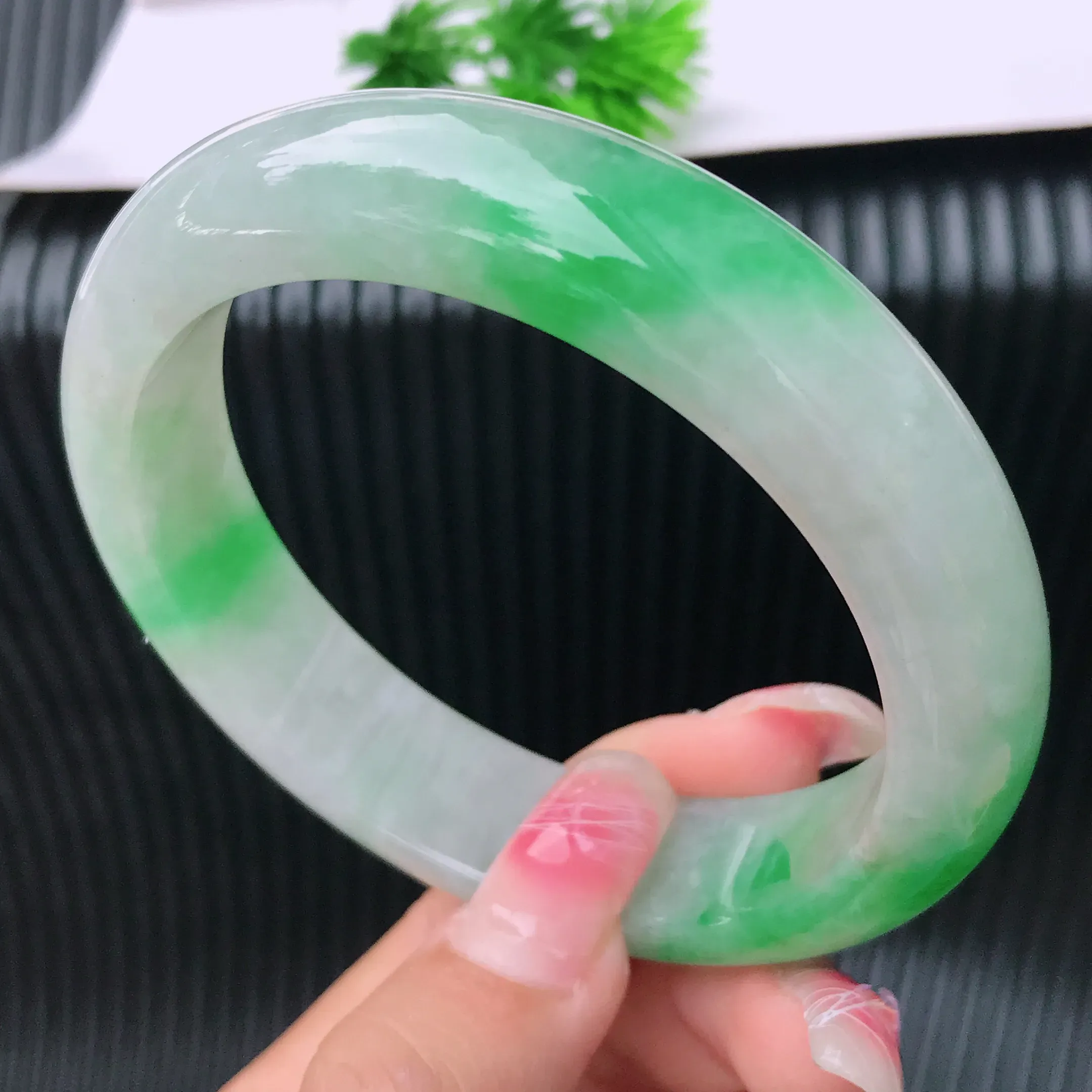 32天然翡翠a货飘阳绿宽边手镯圈口 56.7mm  规格:56.7/13.8/8.4mm