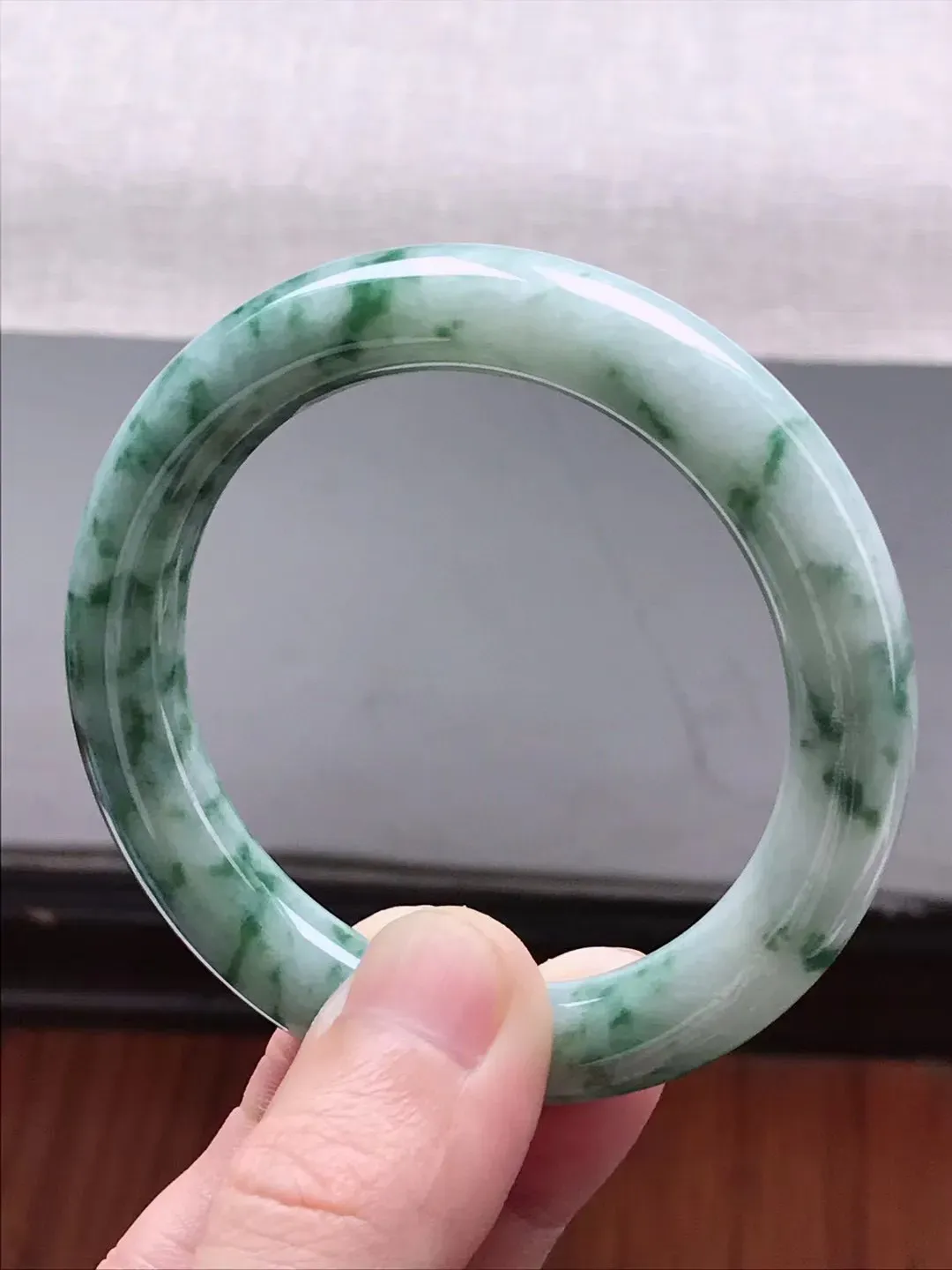 圈口55  缅甸天然a货翡翠  冰润飘花圆条手镯  有纹  b226-6749  工艺