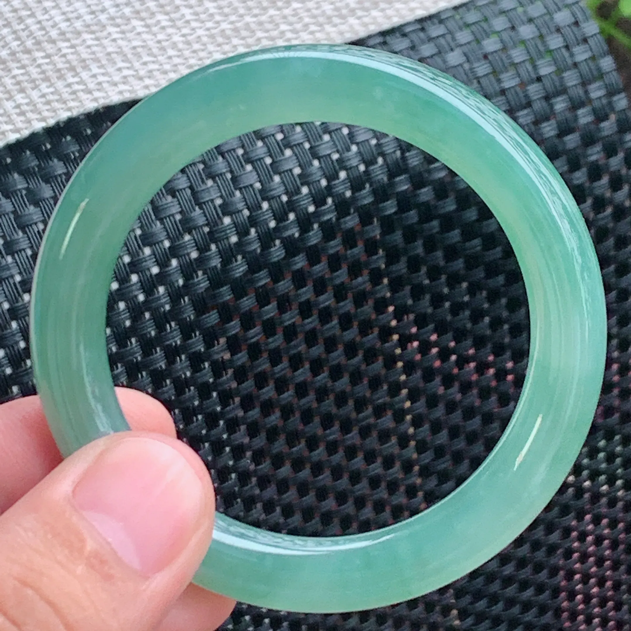 圈口：54.3mm、A货翡翠冰透满绿圆条手镯、玉质通透莹润、色泽均匀，条形圆润饱满，水凝水润，