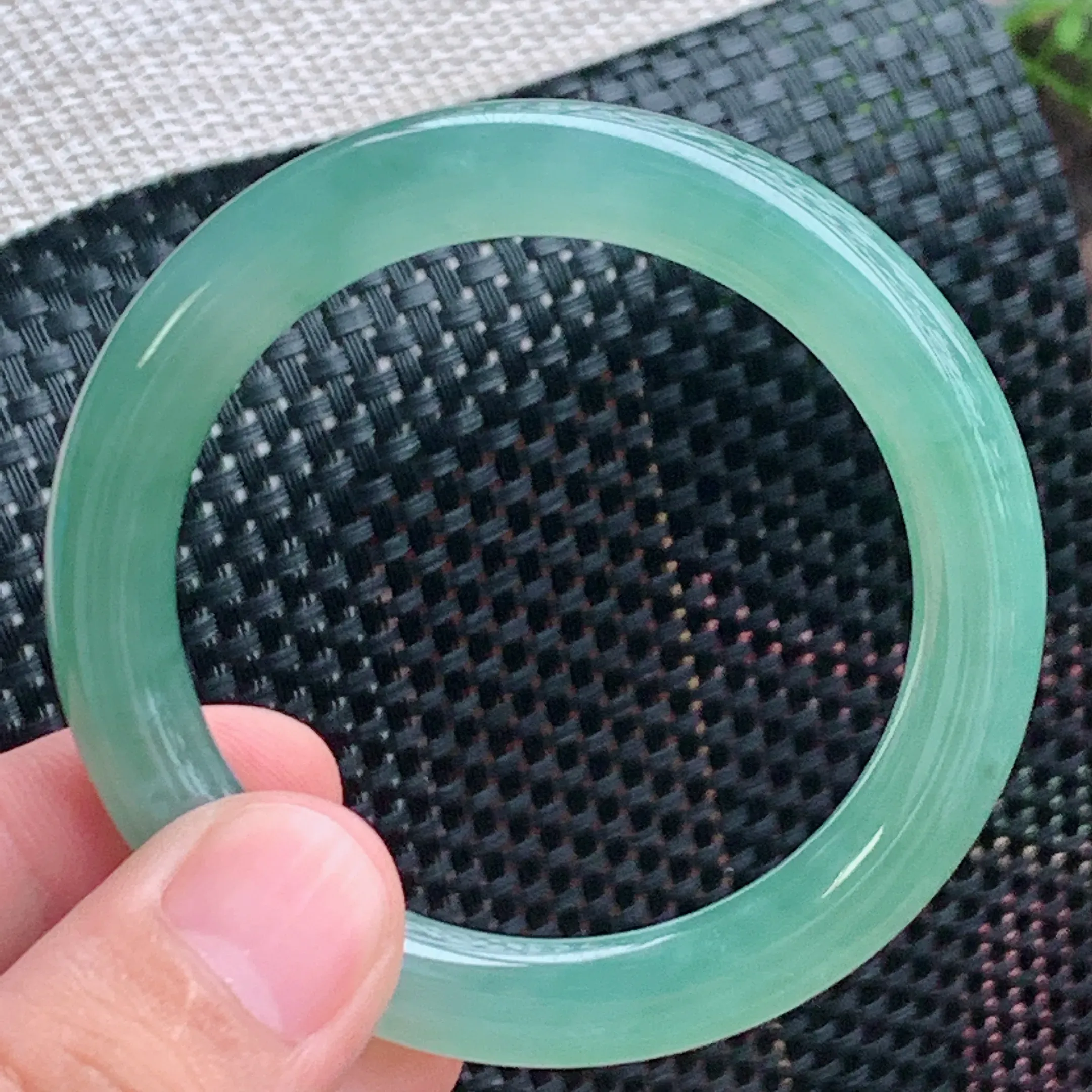 圈口：54.3mm、A货翡翠冰透满绿圆条手镯、玉质通透莹润、色泽均匀，条形圆润饱满，水凝水润，