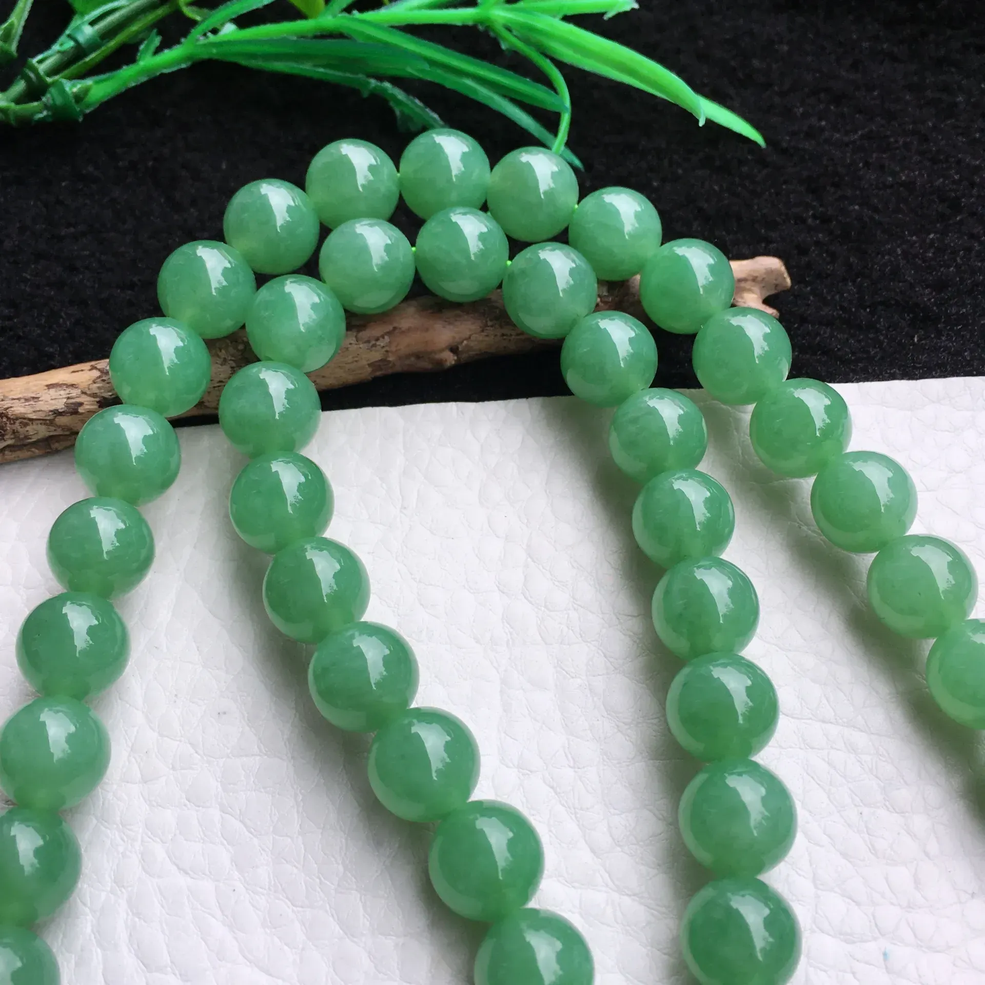 自然光实拍，冰润满绿油豆绿圆珠项链，大珠玉链，种老水足，玉质细腻起胶，饱满圆润，底色均匀shf 尺寸10.3mm，60颗