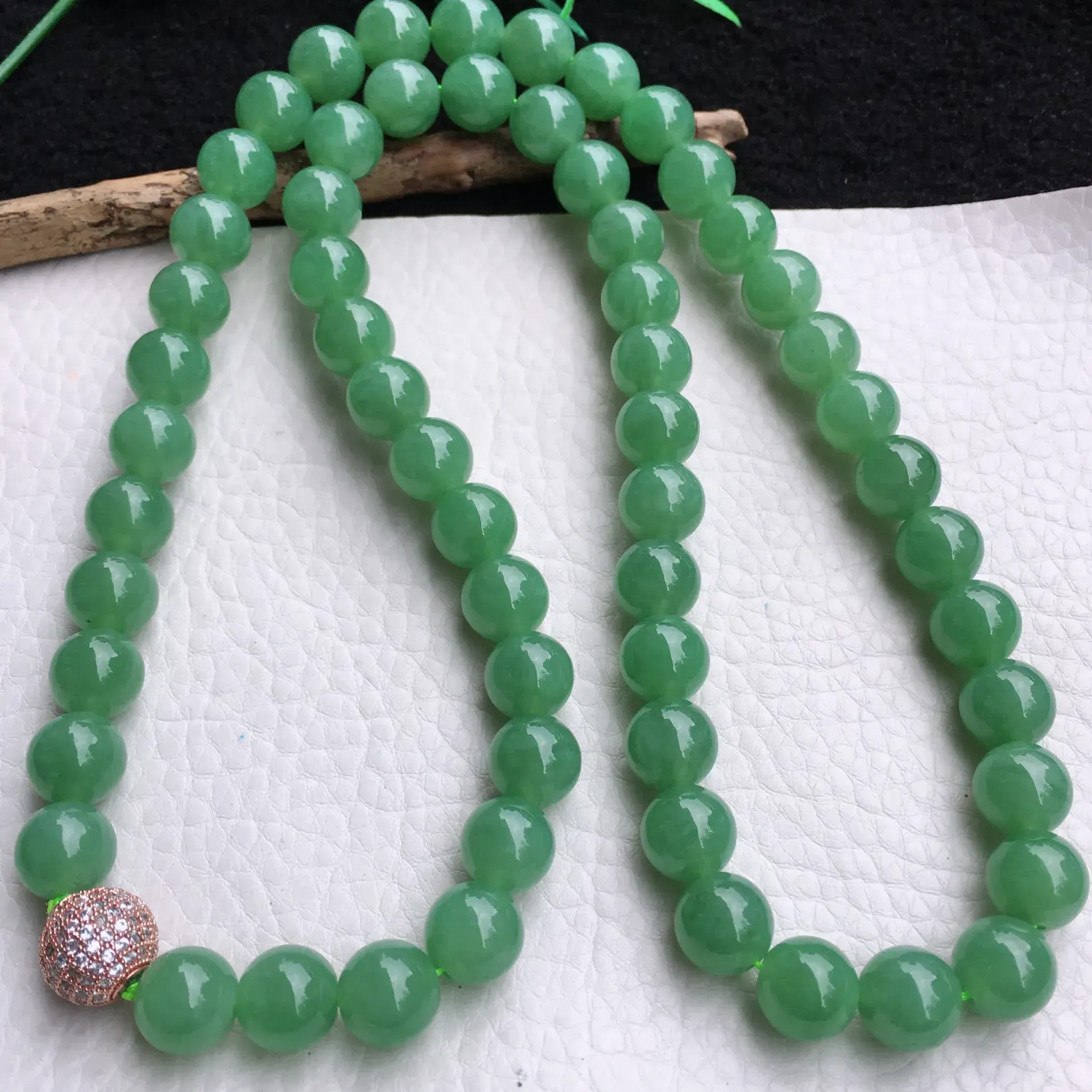 自然光实拍，冰润满绿油豆绿圆珠项链，大珠玉链，种老水足，玉质细腻起胶，饱满圆润，底色均匀shf 尺寸10.3mm，60颗