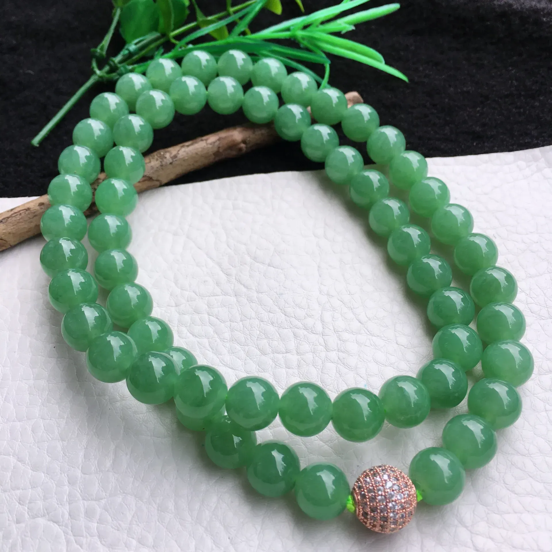 自然光实拍，冰润满绿油豆绿圆珠项链，大珠玉链，种老水足，玉质细腻起胶，饱满圆润，底色均匀shf 尺寸10.3mm，60颗