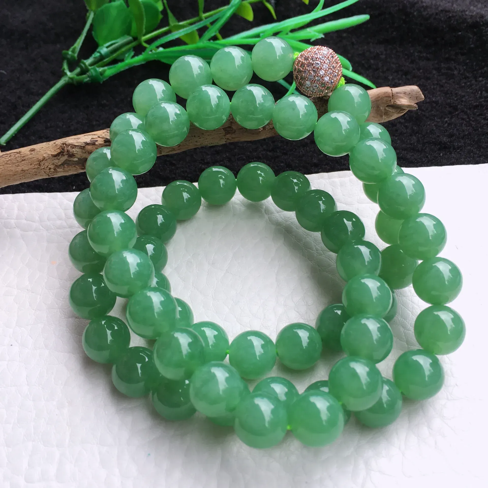 自然光实拍，冰润满绿油豆绿圆珠项链，大珠玉链，种老水足，玉质细腻起胶，饱满圆润，底色均匀shf 尺寸10.3mm，60颗