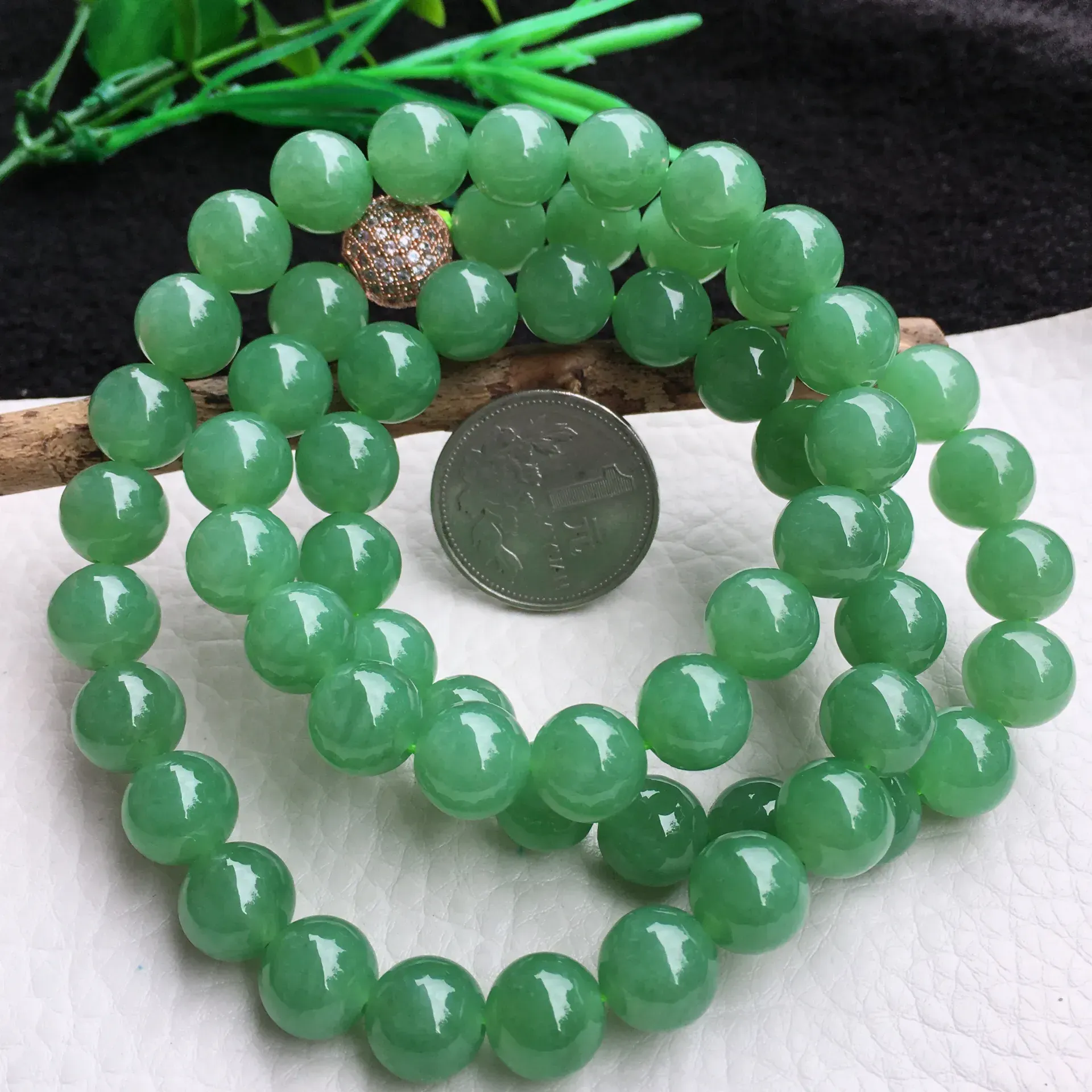 自然光实拍，冰润满绿油豆绿圆珠项链，大珠玉链，种老水足，玉质细腻起胶，饱满圆润，底色均匀shf 尺寸10.3mm，60颗