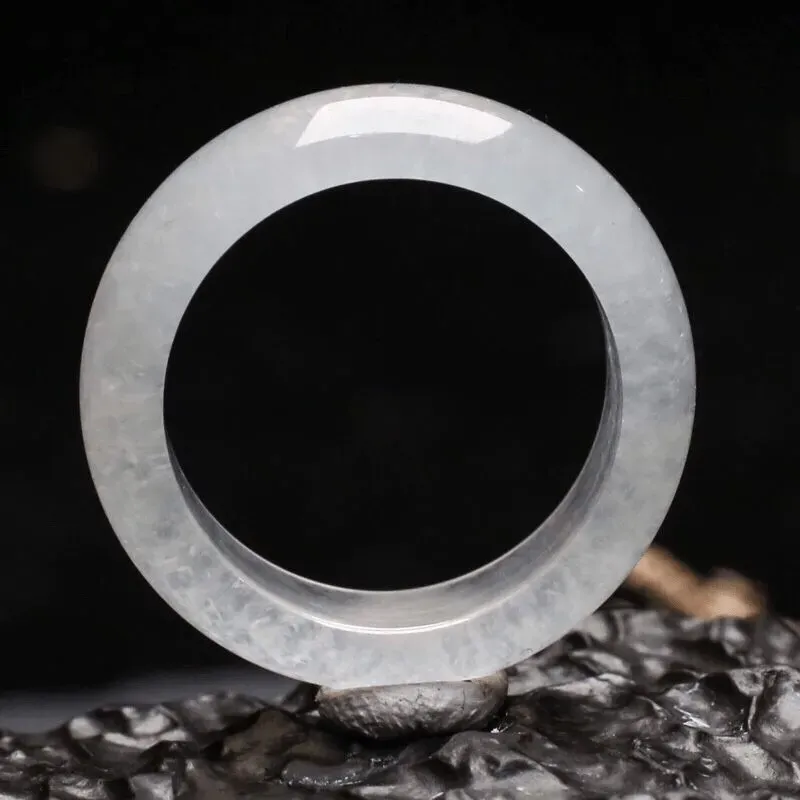 翡翠指环。玉质莹润，端庄时尚，佩戴效果大方优雅，有天然黑点尺寸：18.3*6.5*4mm戒指内径18.3mm