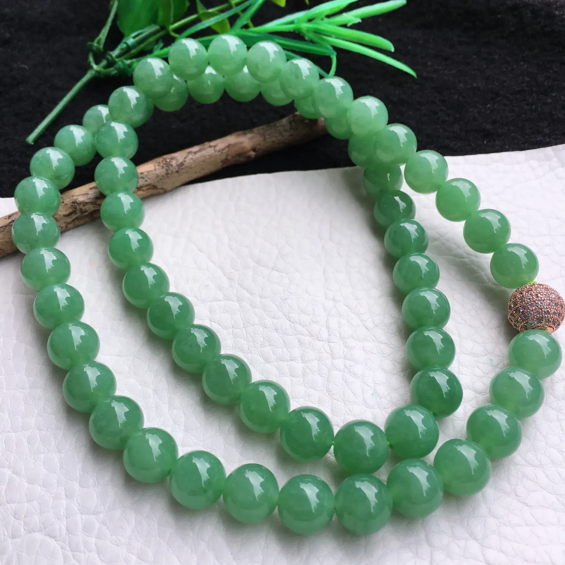 自然光实拍，冰润满绿油豆绿圆珠项链，大珠玉链，种老水足，玉质细腻起胶，饱满圆润，底色均匀shf 尺寸10.3mm，60颗