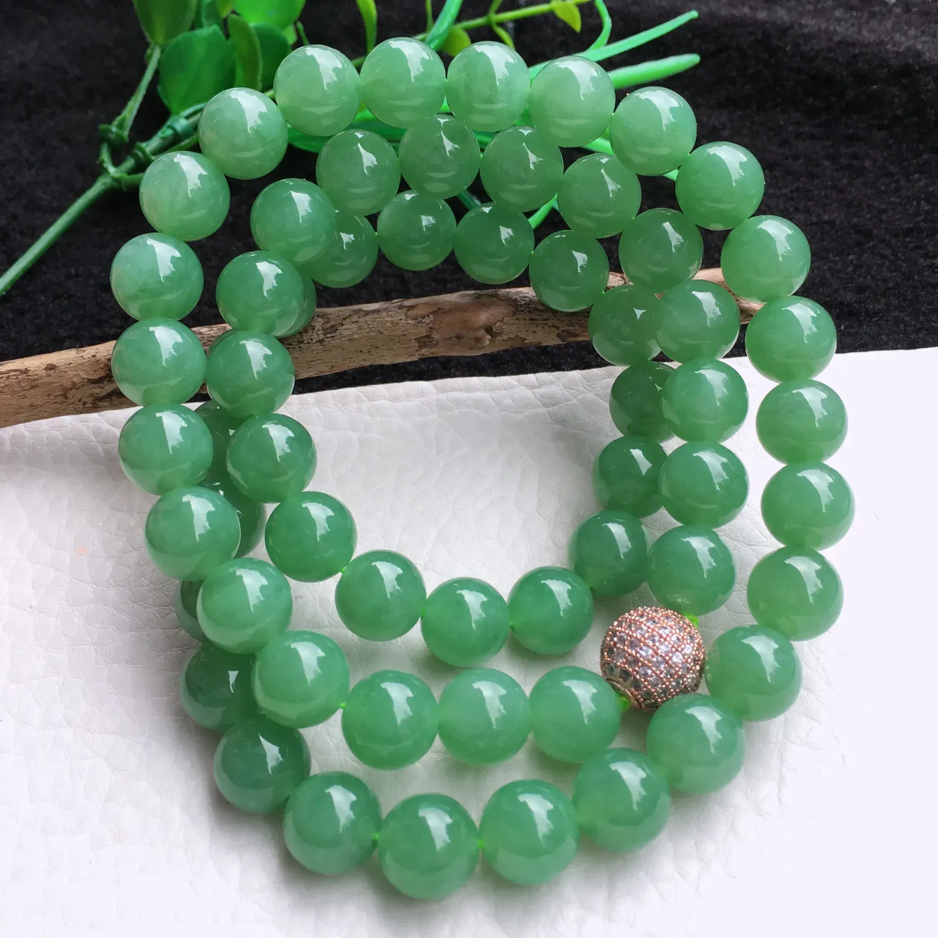 自然光实拍，冰润满绿油豆绿圆珠项链，大珠玉链，种老水足，玉质细腻起胶，饱满圆润，底色均匀shf 尺寸10.3mm，60颗