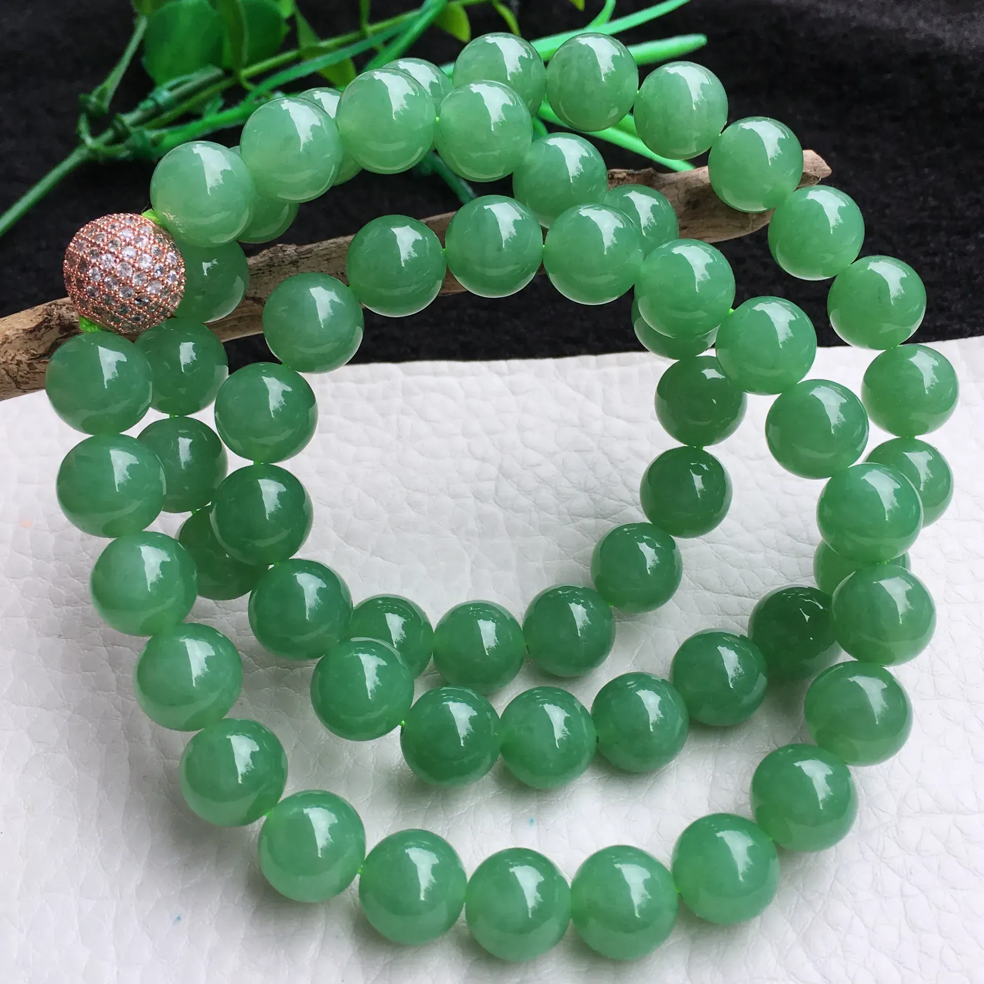 自然光实拍，冰润满绿油豆绿圆珠项链，大珠玉链，种老水足，玉质细腻起胶，饱满圆润，底色均匀shf 尺寸10.3mm，60颗