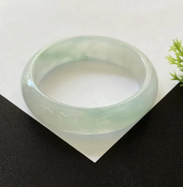 正圈54mm,天然翡翠冰种淡绿手镯，玉质冰润，种老通透，自然光实拍 代售