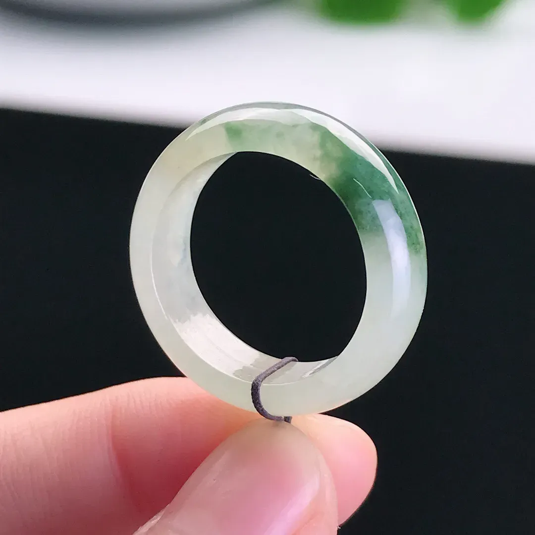 实拍天然A货翡翠 老坑种冰润飘绿戒指指环 内径18 尺寸：18.1*6.7*3mm  重量：4.2