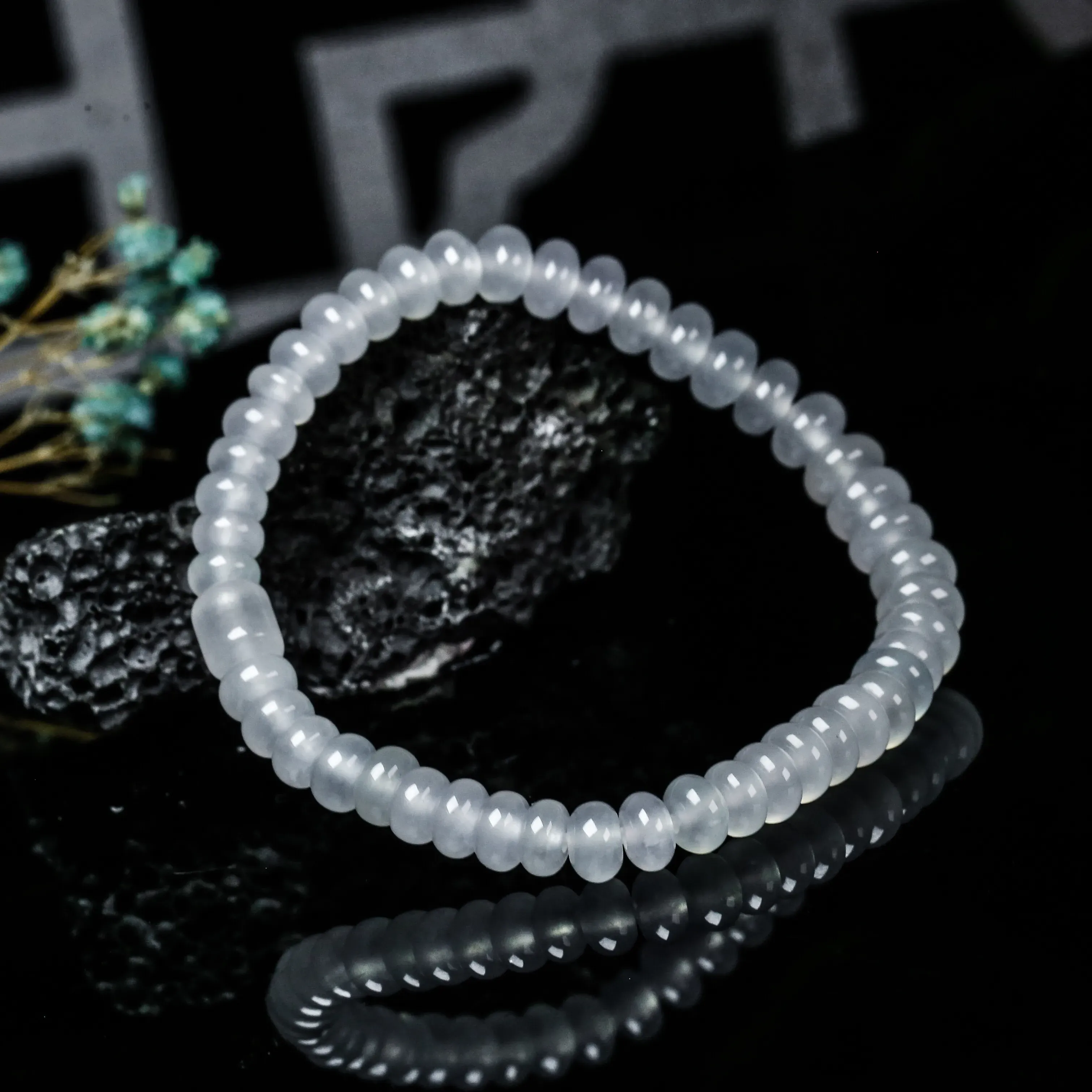 推荐冰种珠子翡翠手串。共46颗珠子，取其中一颗珠尺寸大约6.9*4mm，冰透水润，质地细腻。上手佩戴效果佳。