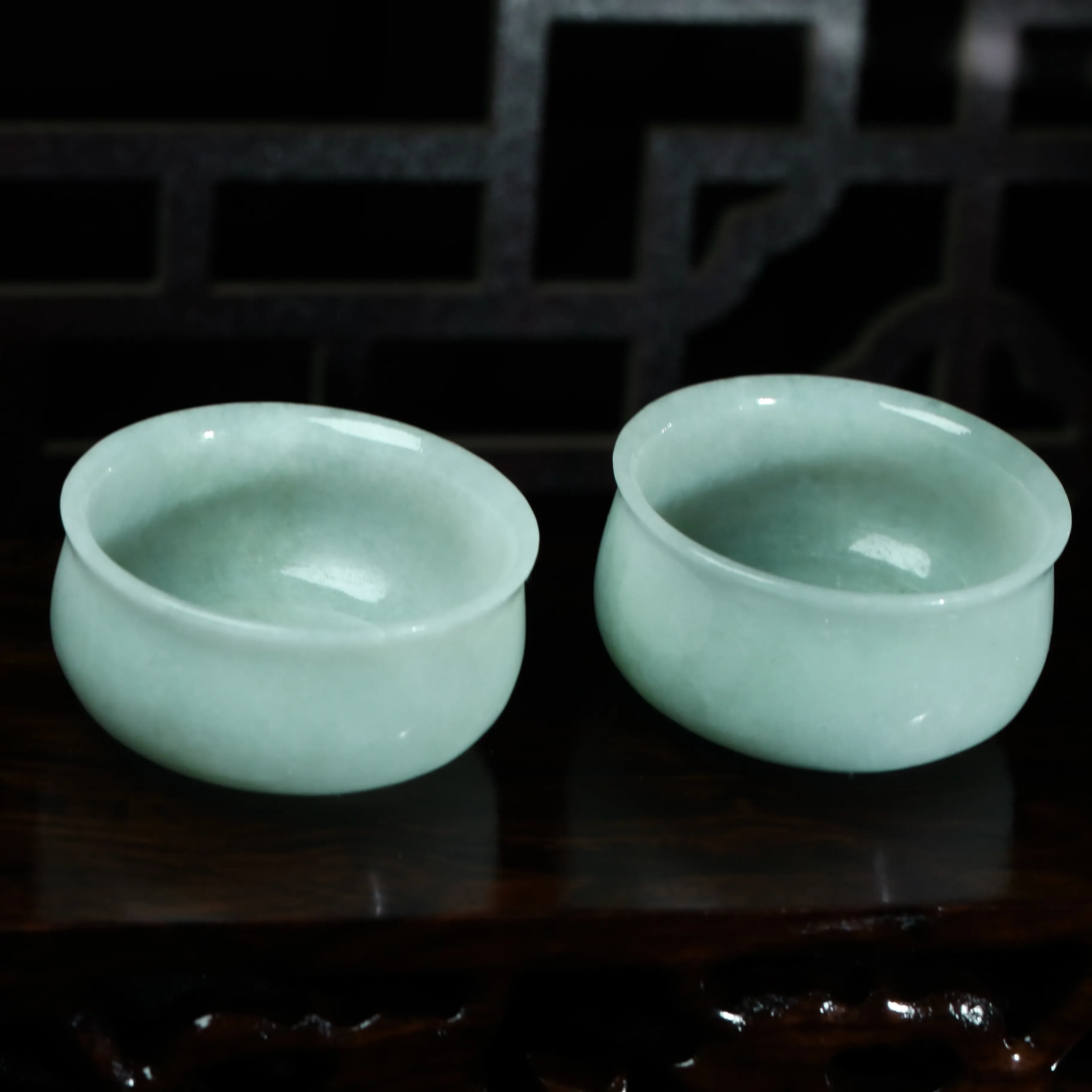 推荐翡翠茶杯一对。玉质莹润，色泽淡雅，雕刻线条流畅。取其一整体尺寸：53.8*29mm。