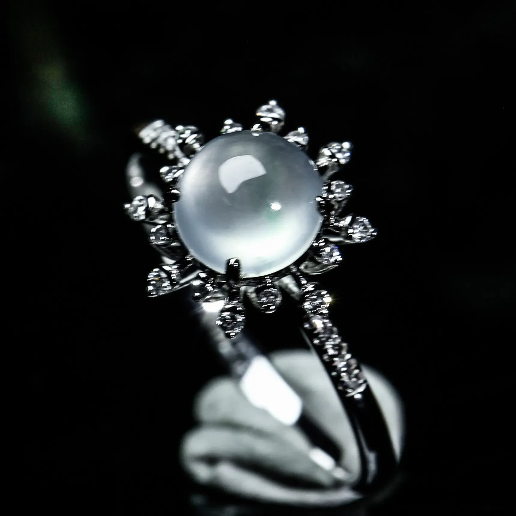 18K金镶嵌伴钻蛋面翡翠戒指，冰透水润，款式精美，上手效果时尚漂亮！尺寸17.2*10.8*7.9mm