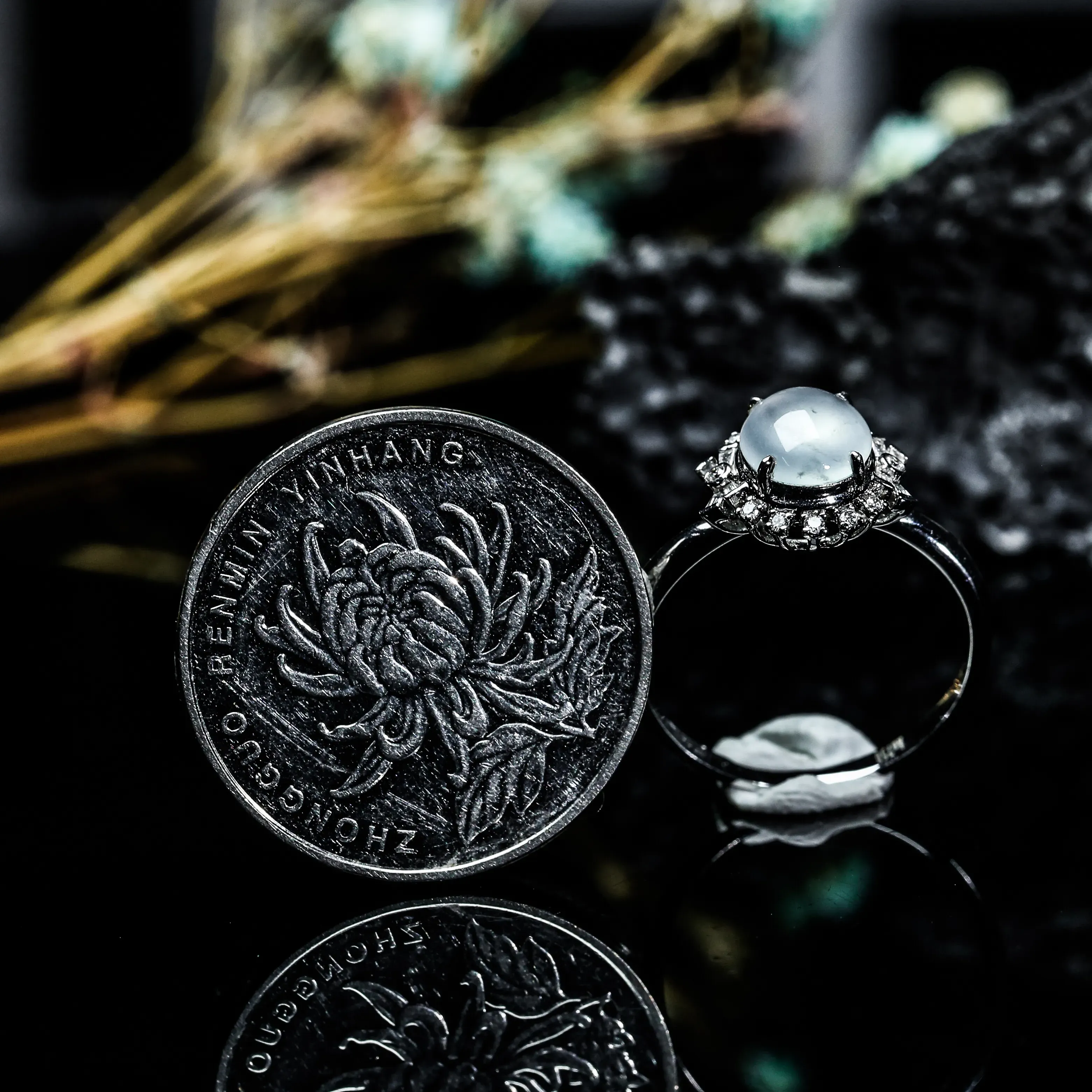 18K金镶嵌伴钻蛋面翡翠戒指，冰透水润，款式精美，上手效果时尚漂亮！尺寸17.7*10.9*7.2mm