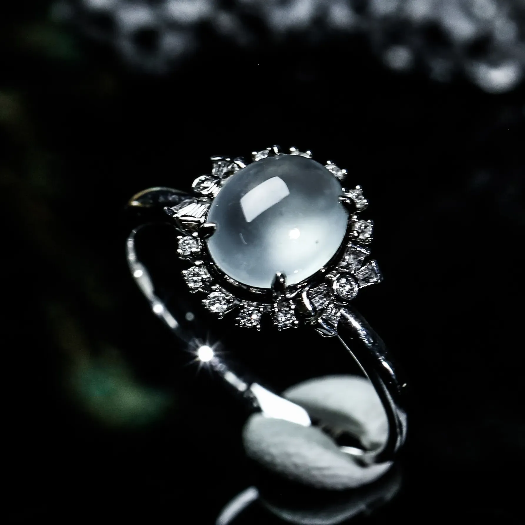 18K金镶嵌伴钻蛋面翡翠戒指，冰透水润，款式精美，上手效果时尚漂亮！尺寸17.7*10.9*7.2mm