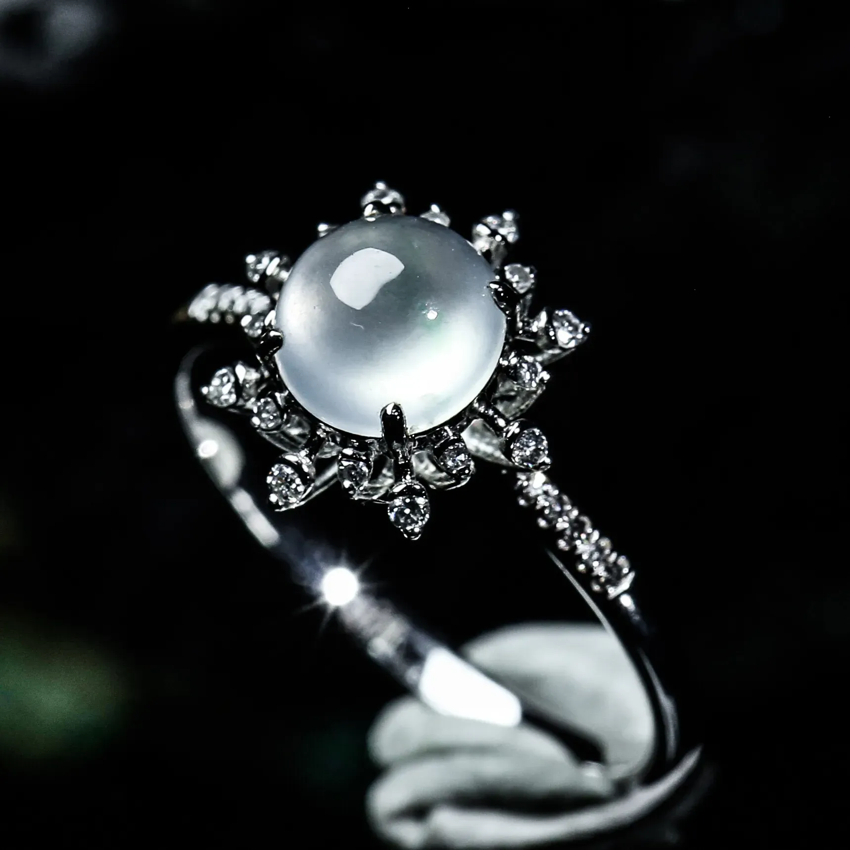 18K金镶嵌伴钻蛋面翡翠戒指，冰透水润，款式精美，上手效果时尚漂亮！尺寸17.2*10.8*7.9mm