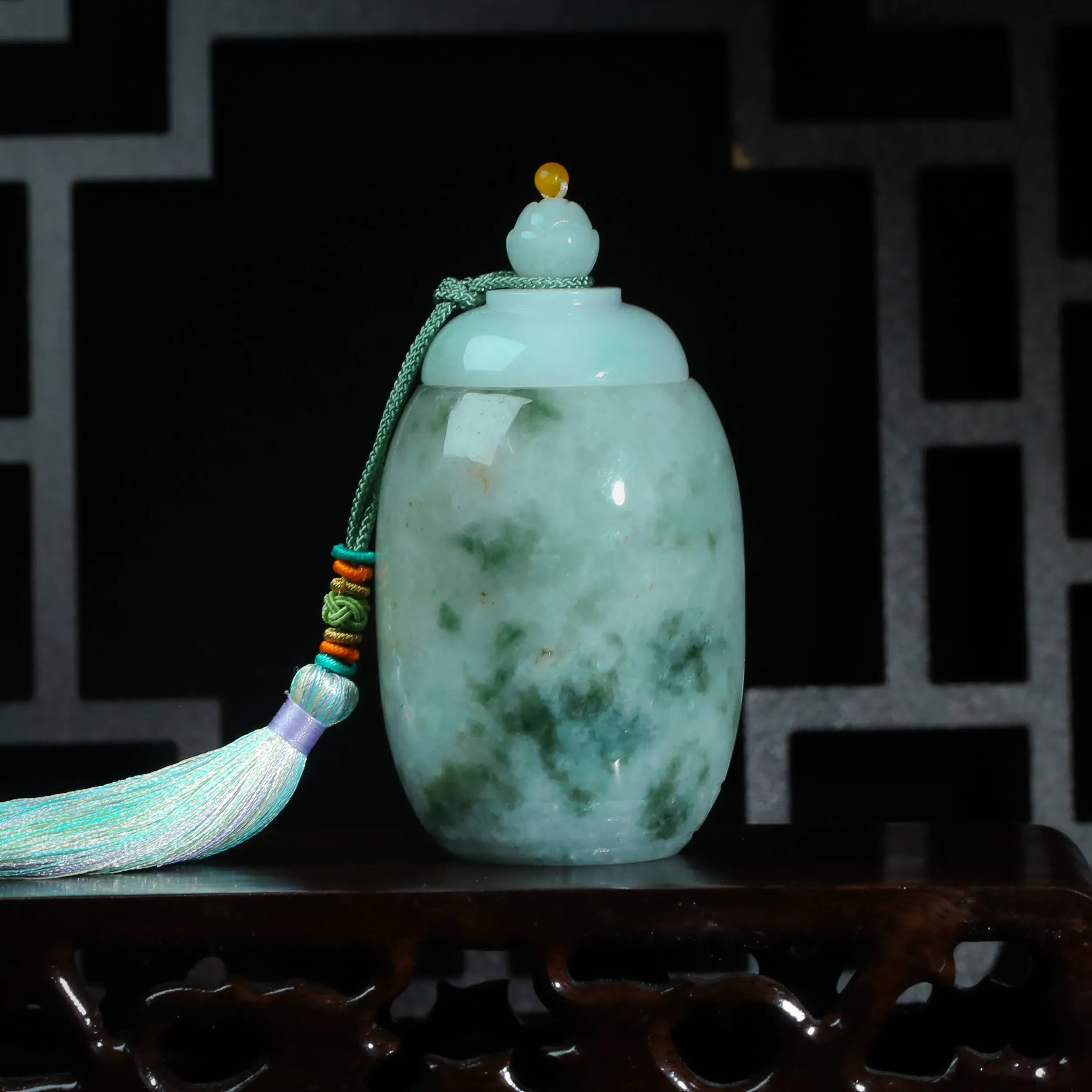 推荐茶罐翡翠小摆件。色泽清爽，雕刻线条流畅，配珠为饰珠，整体尺寸：102*53.9mm。