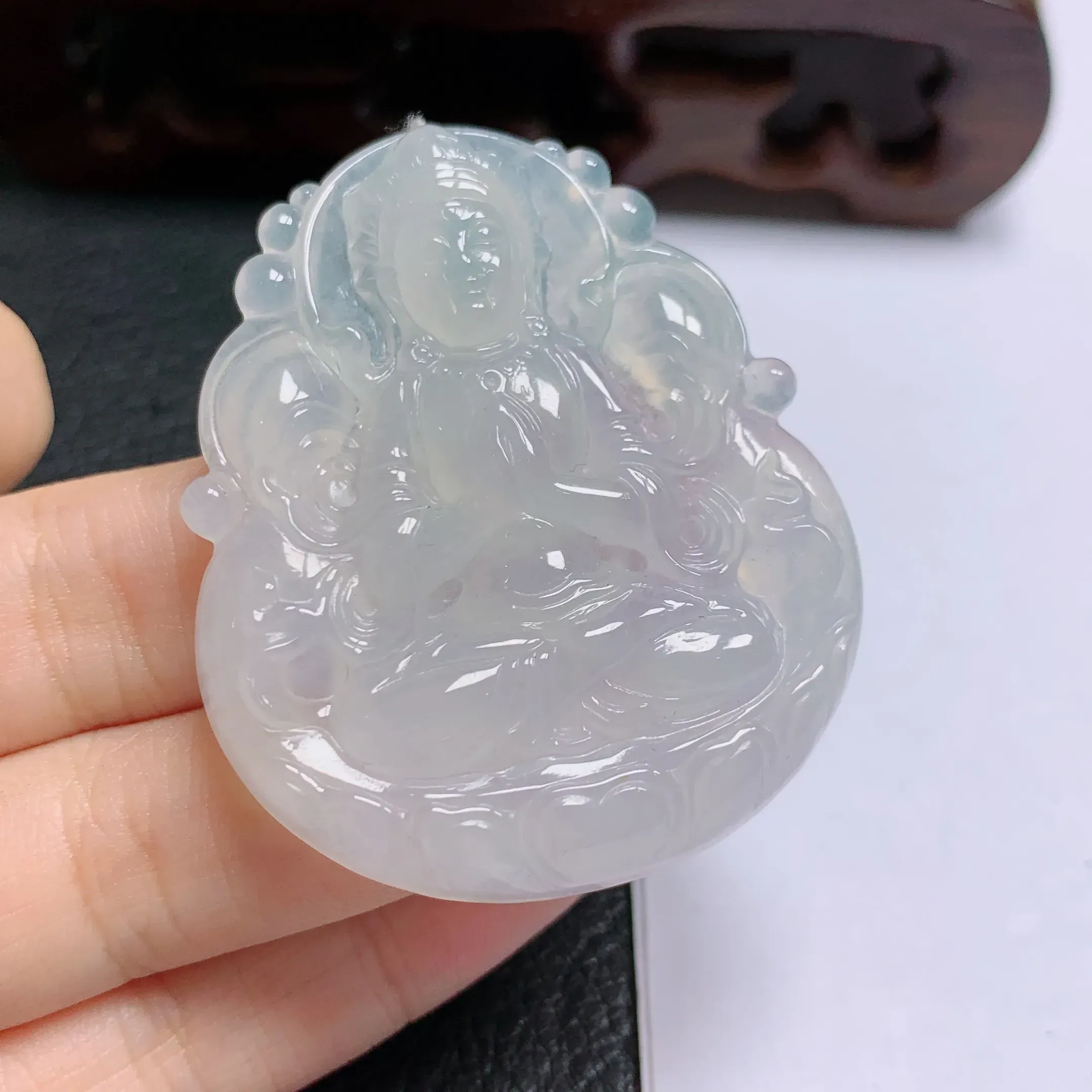 天然A货翡翠，冰润观音菩萨挂件，玉质细腻，冰透清爽，水头饱满，水润精细，佩戴效果好