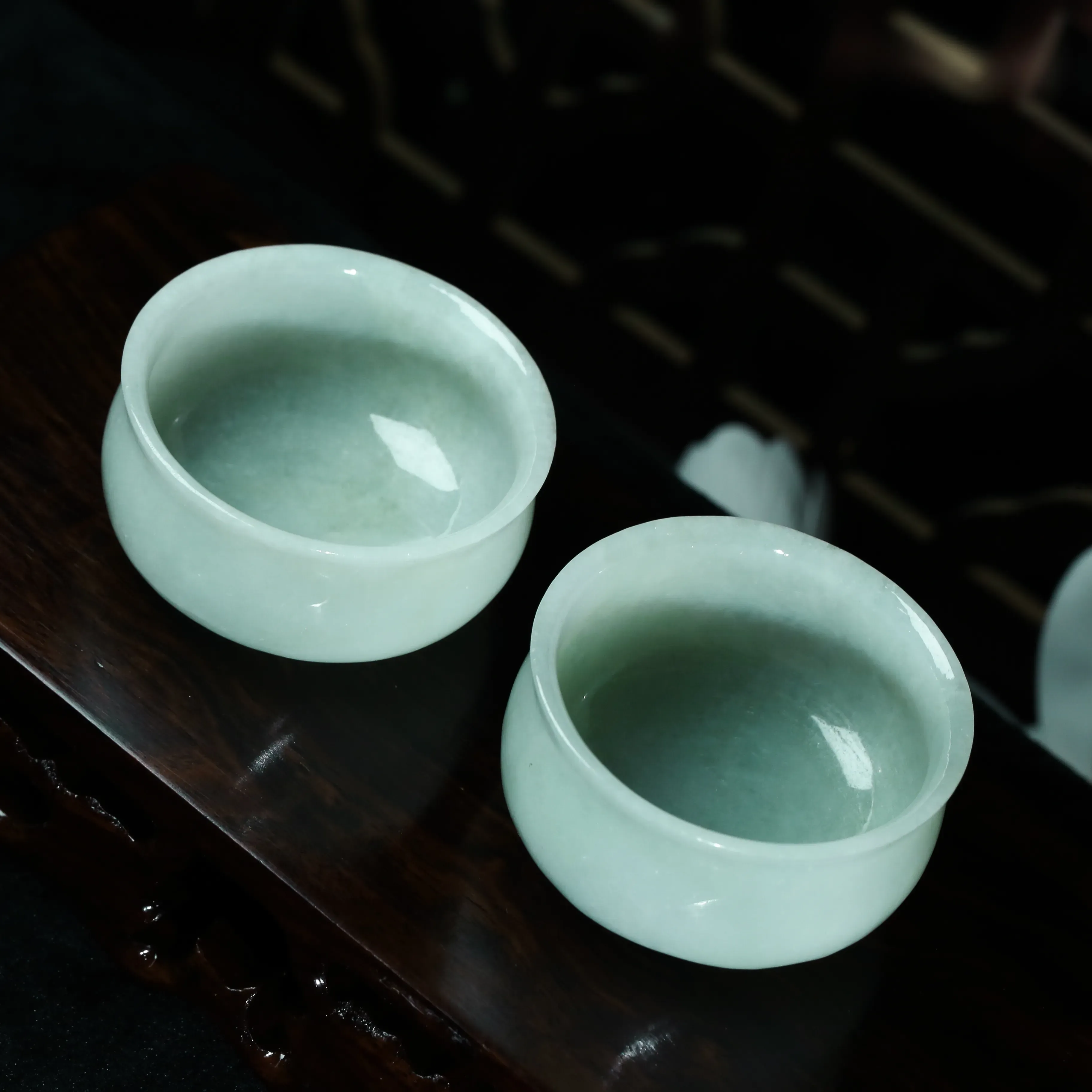 推荐翡翠茶杯一对。玉质莹润，色泽淡雅，雕刻线条流畅。取其一整体尺寸：53.8*29mm。
