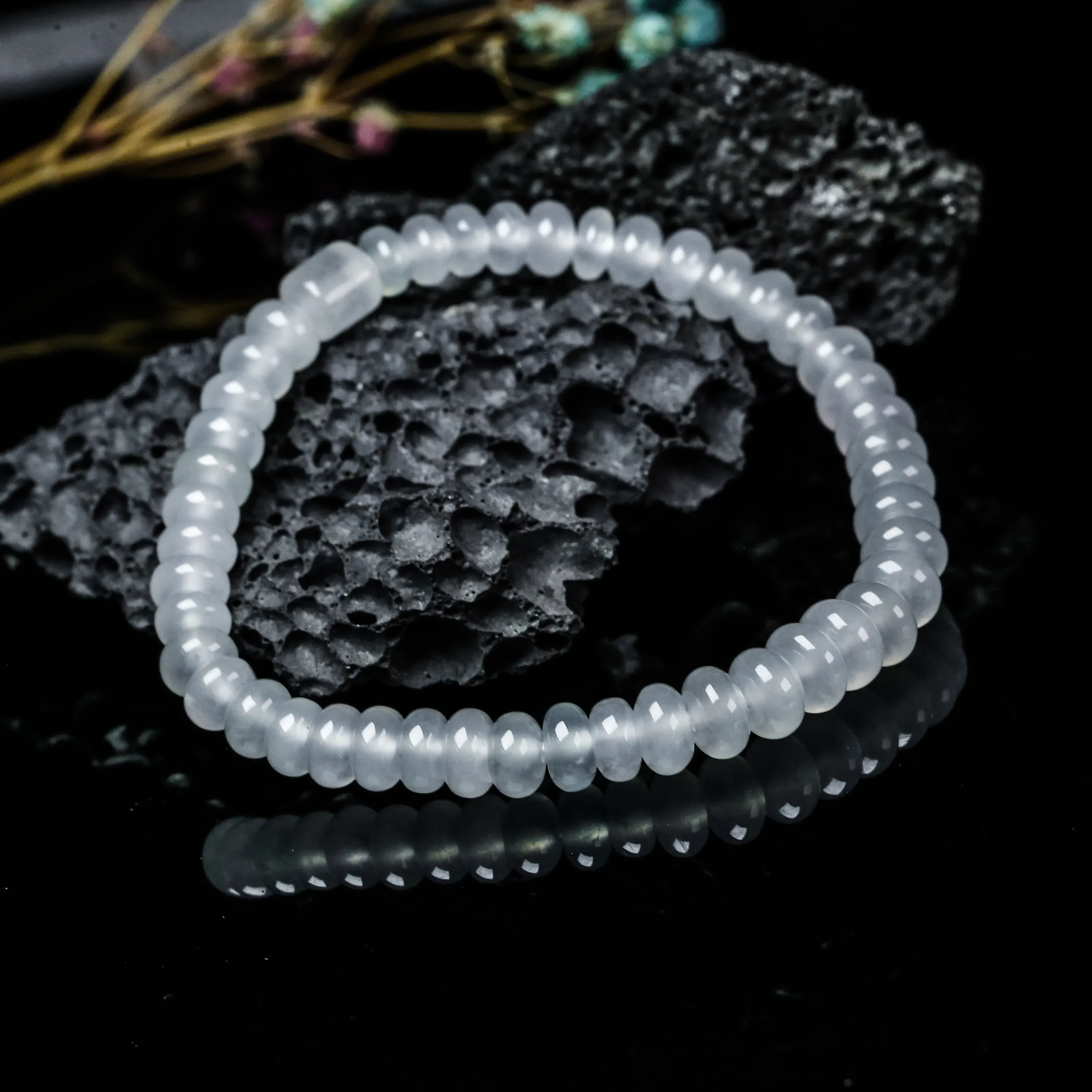推荐冰种珠子翡翠手串。共46颗珠子，取其中一颗珠尺寸大约6.9*4mm，冰透水润，质地细腻。上手佩戴效果佳。