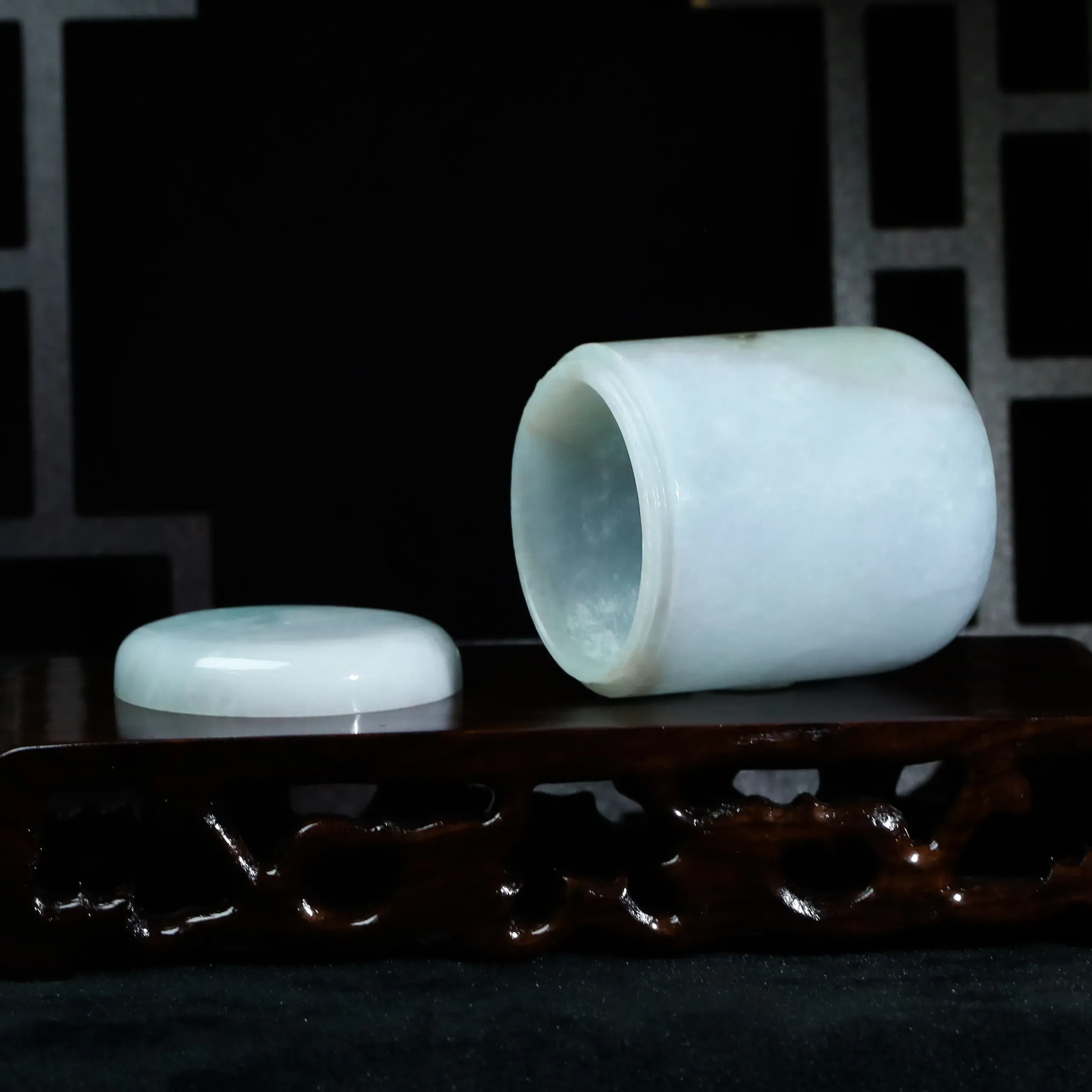推荐茶罐翡翠摆件。花色清爽，雕刻线条流畅，整体尺寸：68.6*55mm。