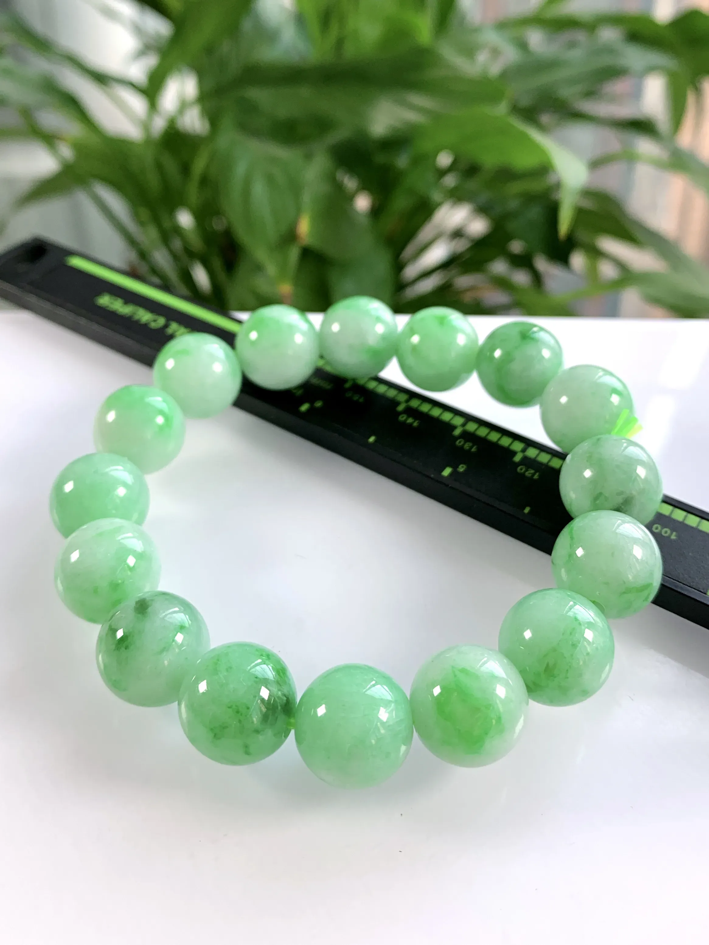 自然光实拍，缅甸天然翡翠A货，冰润飘阳绿圆珠手串手链，尺寸：13mm/16颗，重量：60.68g